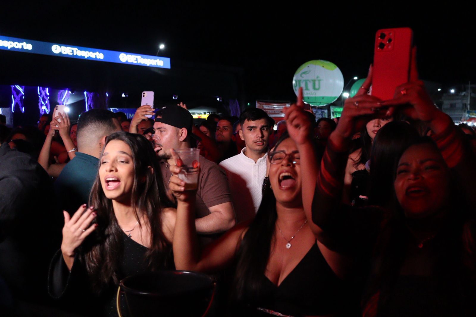 Jovens e adolescente tomaram conta da 2ª noite da Festa de Setembro