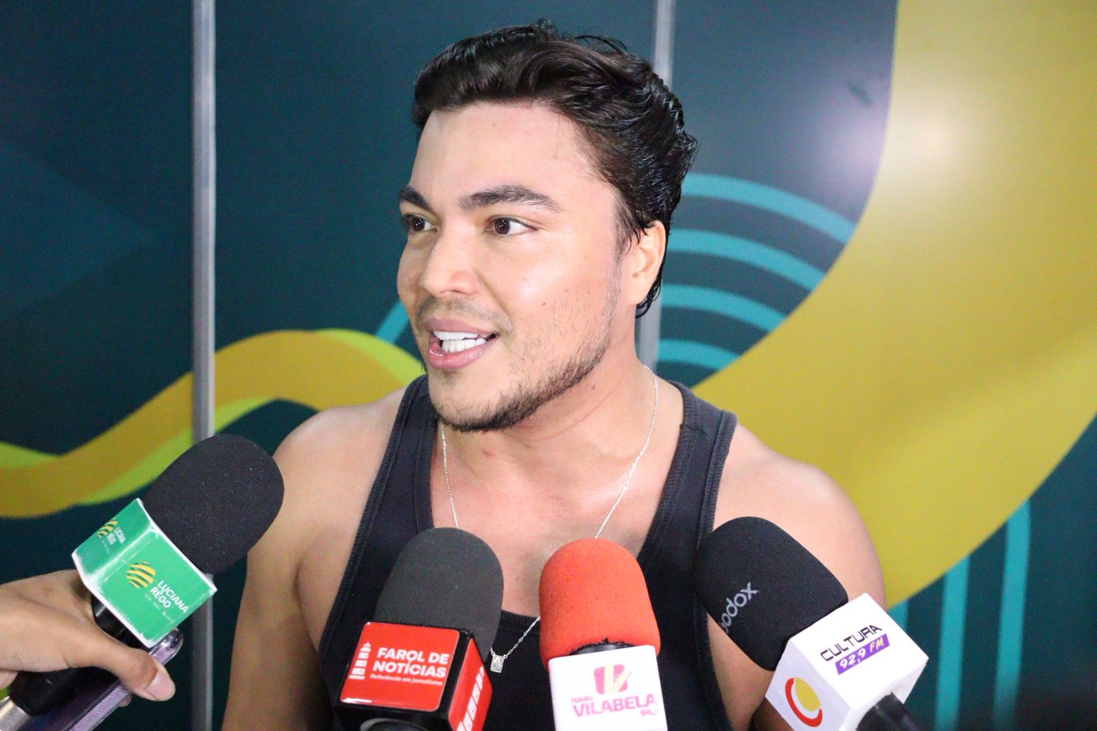 Murilo Huff, Jotavê e Felipe Amorim atraem multidão de jovens na 2ª noite