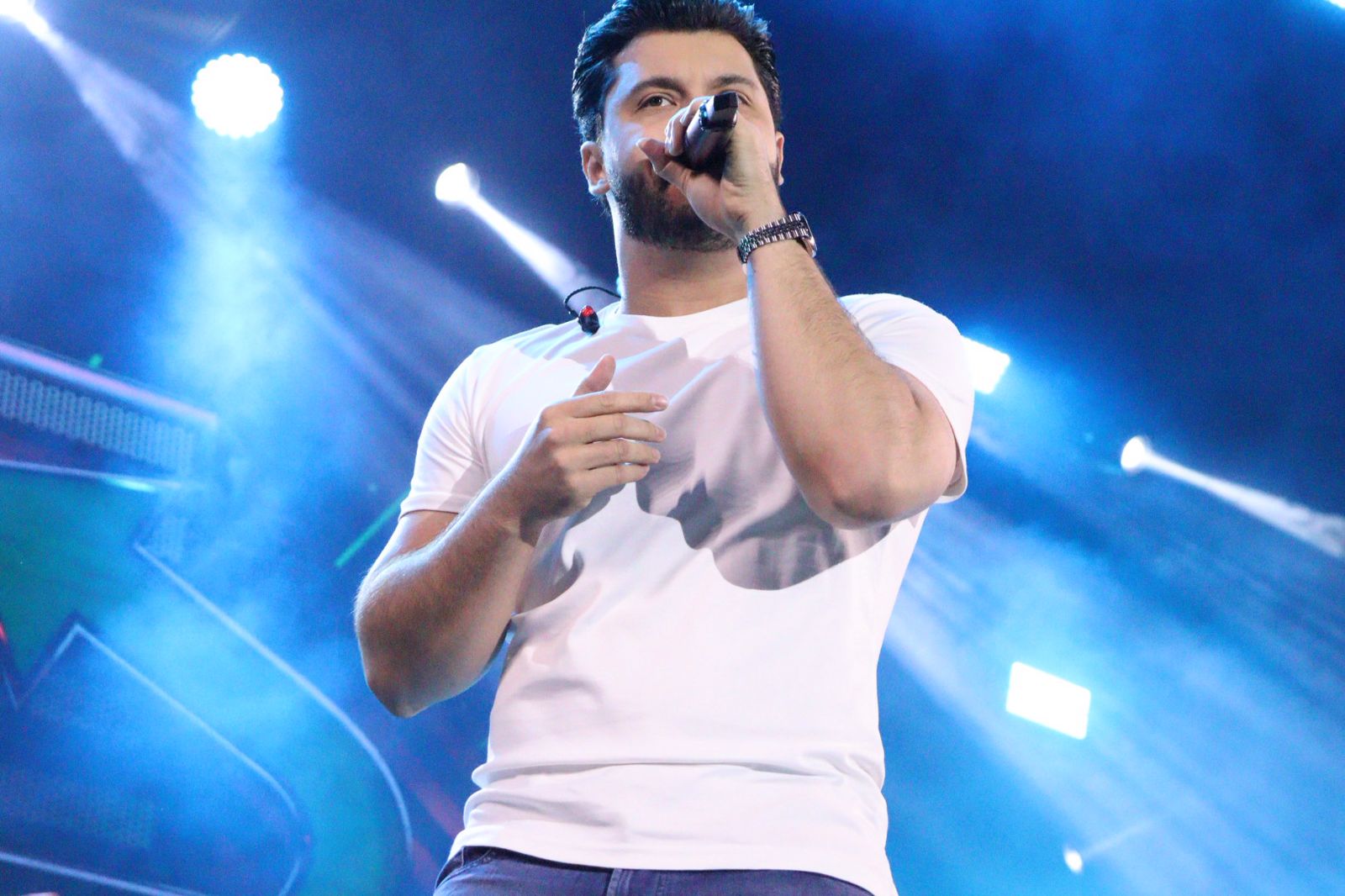 Murilo Huff, Jotavê e Felipe Amorim atraem multidão de jovens na 2ª noite