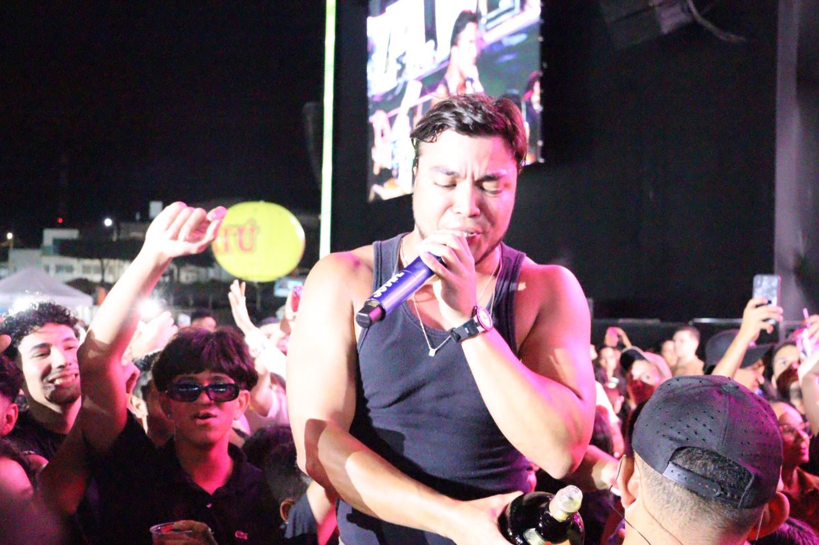 Murilo Huff, Jotavê e Felipe Amorim atraem multidão de jovens na 2ª noite