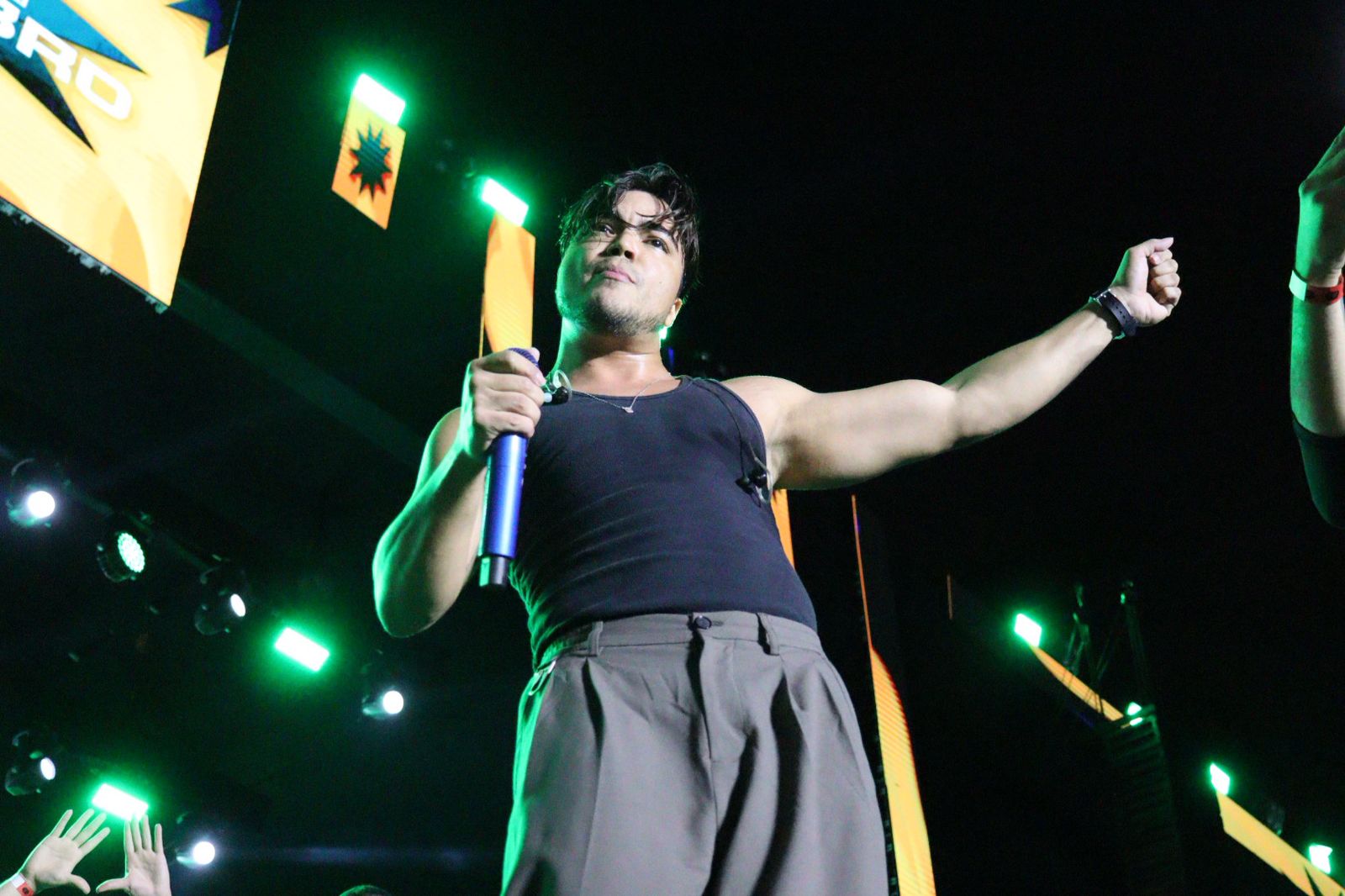 Murilo Huff, Jotavê e Felipe Amorim atraem multidão de jovens na 2ª noite