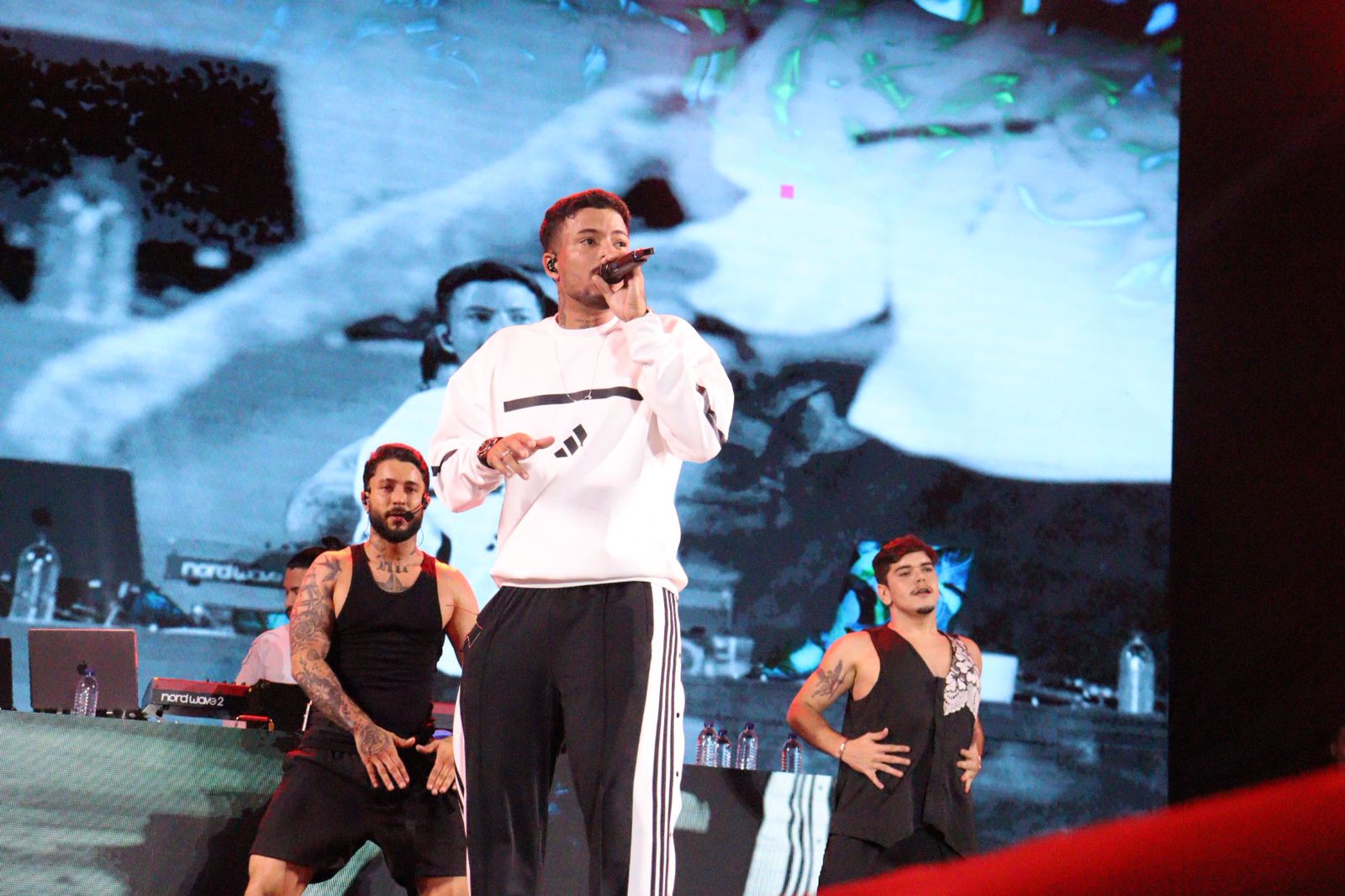 Murilo Huff, Jotavê e Felipe Amorim atraem multidão de jovens na 2ª noite