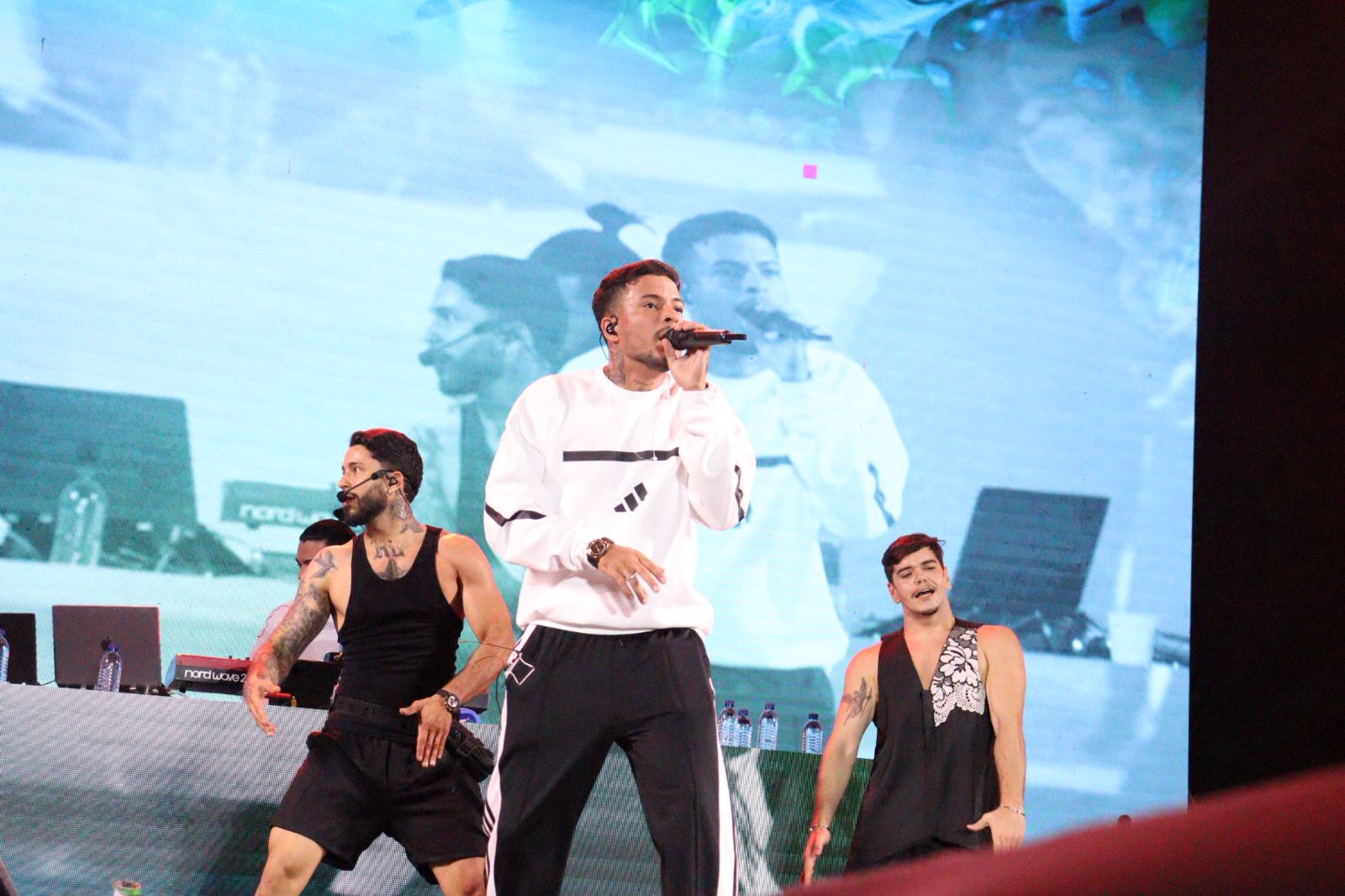 Murilo Huff, Jotavê e Felipe Amorim atraem multidão de jovens na 2ª noite