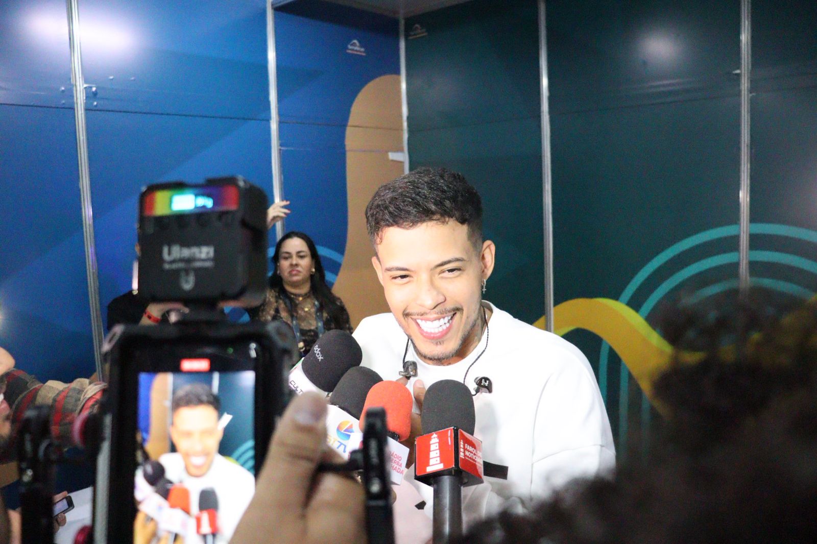 Murilo Huff, Jotavê e Felipe Amorim atraem multidão de jovens na 2ª noite