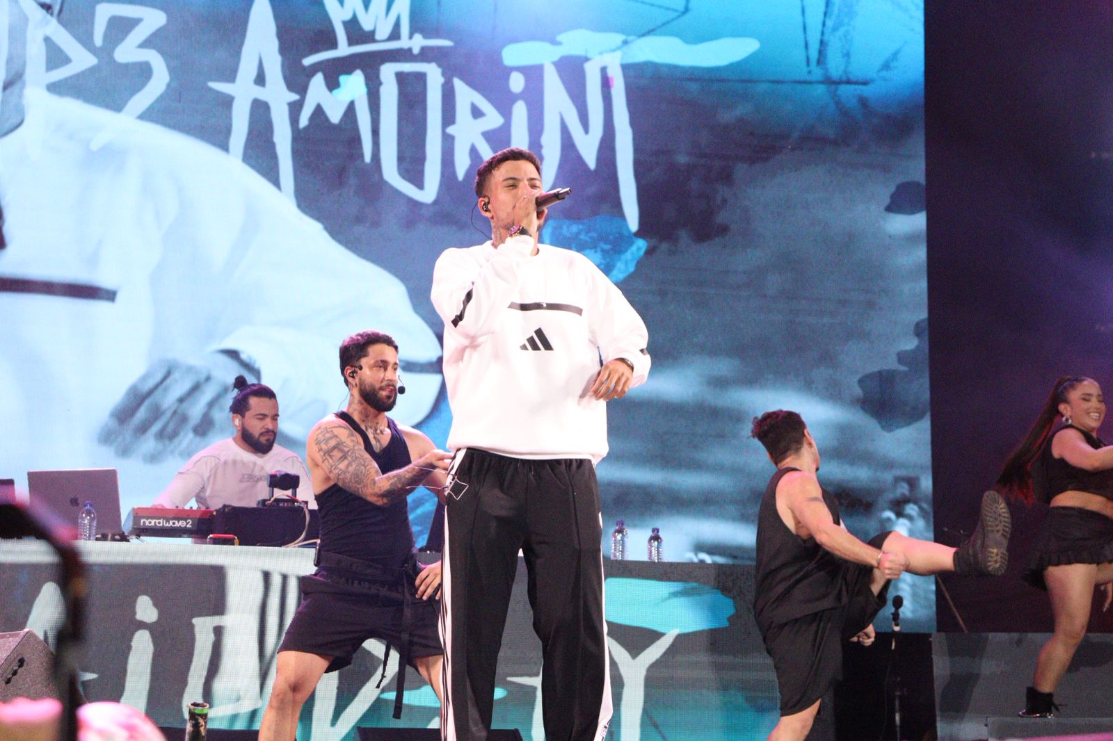 Murilo Huff, Jotavê e Felipe Amorim atraem multidão de jovens na 2ª noite