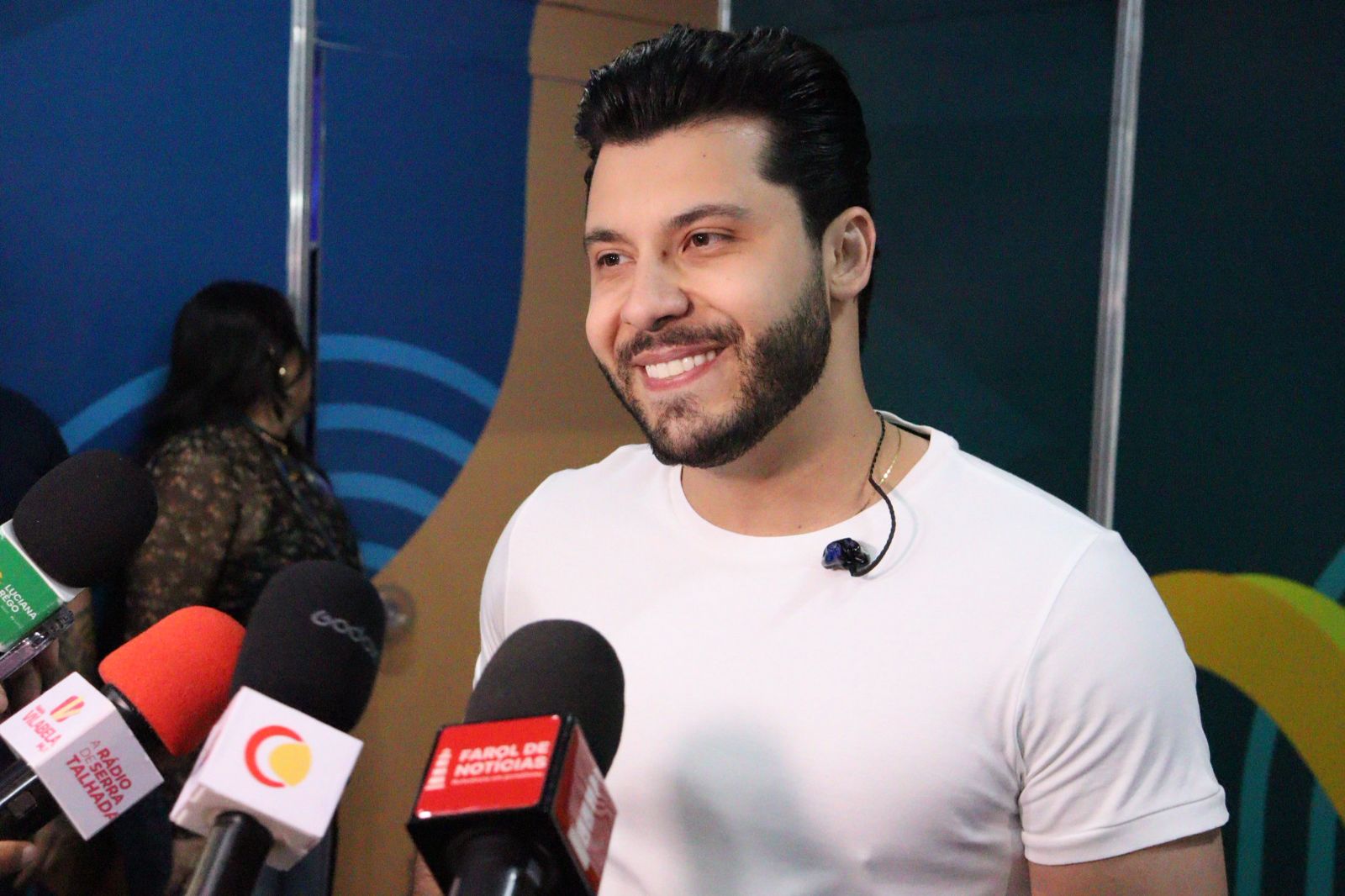 Murilo Huff, Jotavê e Felipe Amorim atraem multidão de jovens na 2ª noite