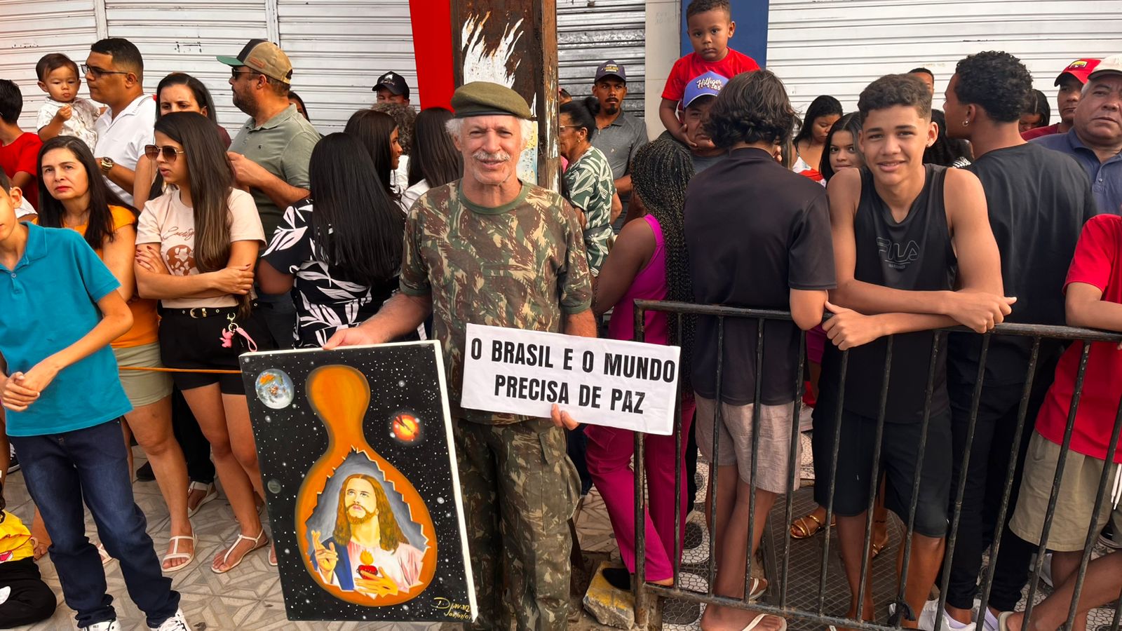 Desfile cívico em ST com homenagens às mulheres e aplausos nas ruas