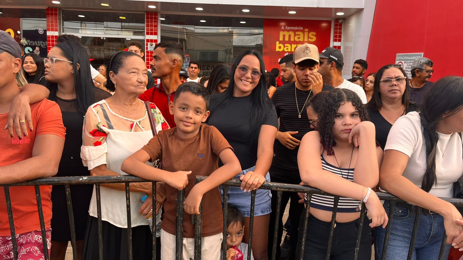 Desfile cívico em ST com homenagens às mulheres e aplausos nas ruas