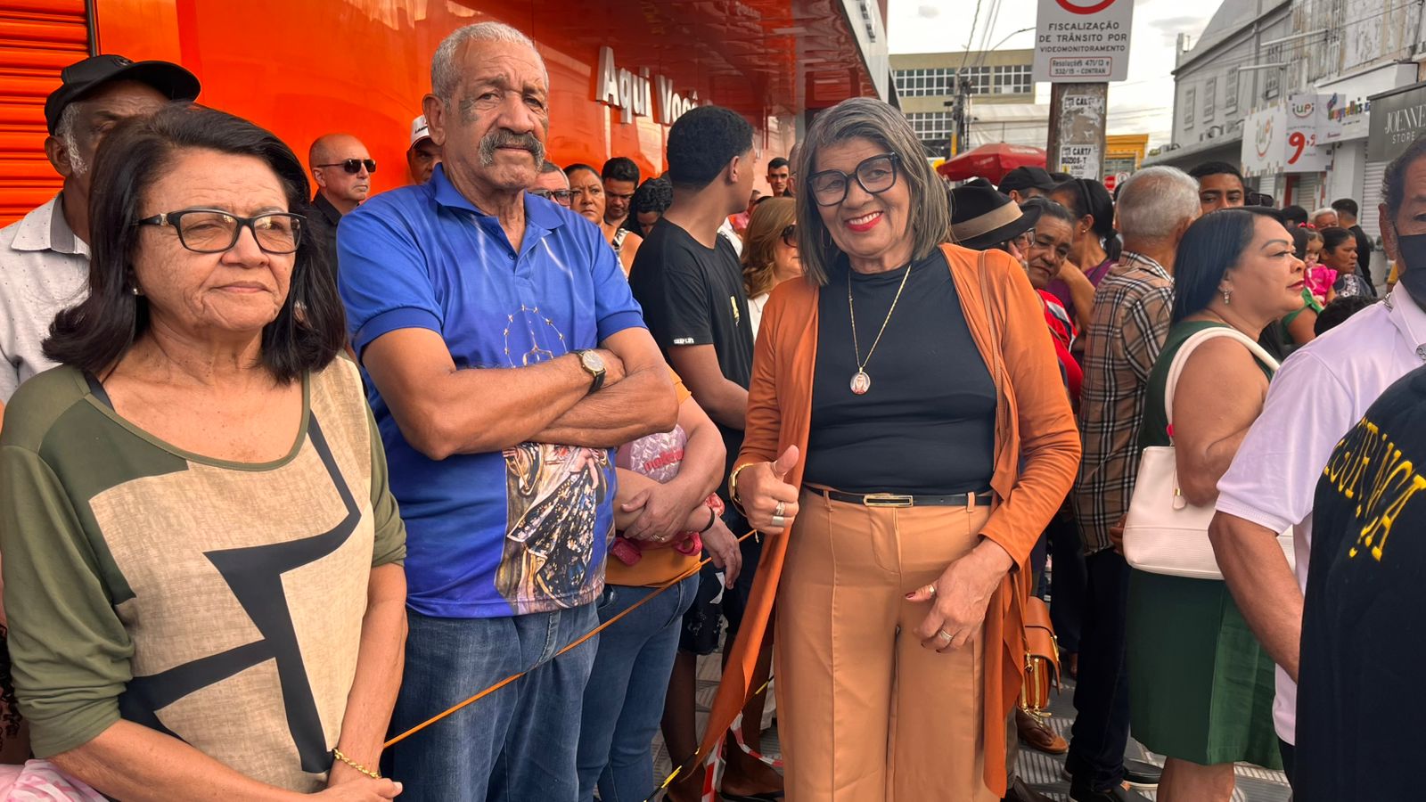 Desfile cívico em ST com homenagens às mulheres e aplausos nas ruas