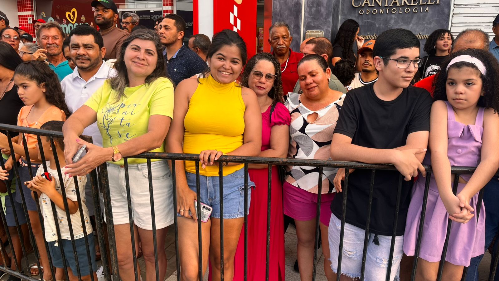 Desfile cívico em ST com homenagens às mulheres e aplausos nas ruas