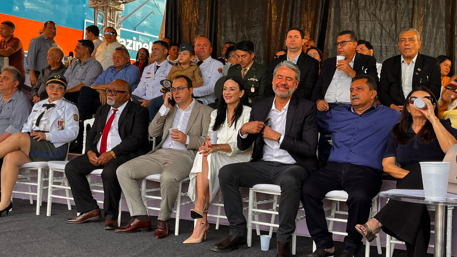 Desfile cívico em ST com homenagens às mulheres e aplausos nas ruas