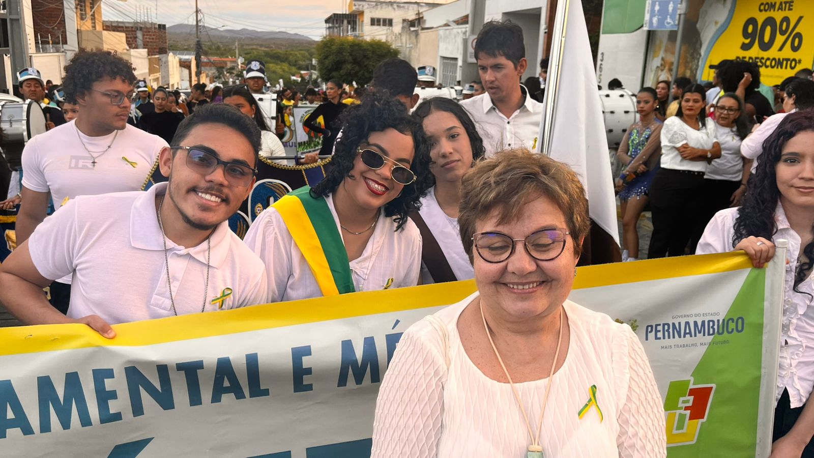 Desfile cívico em ST com homenagens às mulheres e aplausos nas ruas