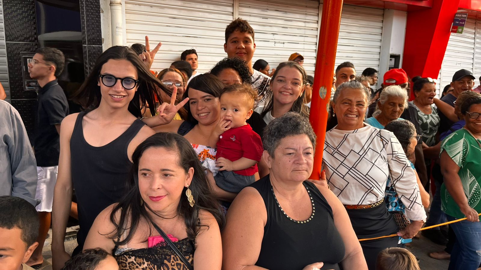 Desfile cívico em ST com homenagens às mulheres e aplausos nas ruas