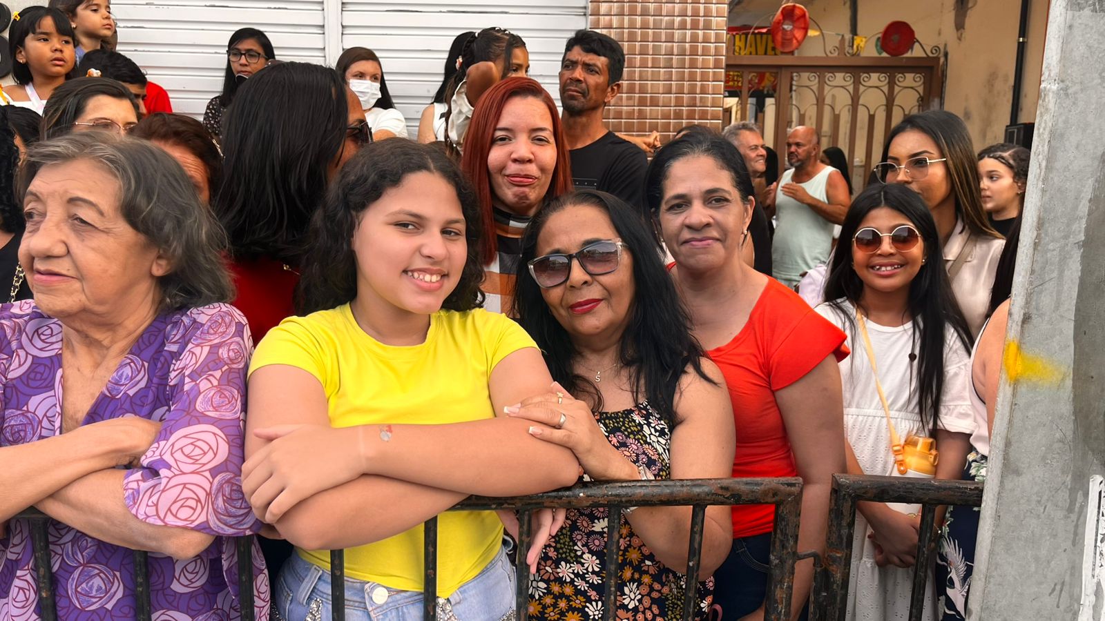Desfile cívico em ST com homenagens às mulheres e aplausos nas ruas