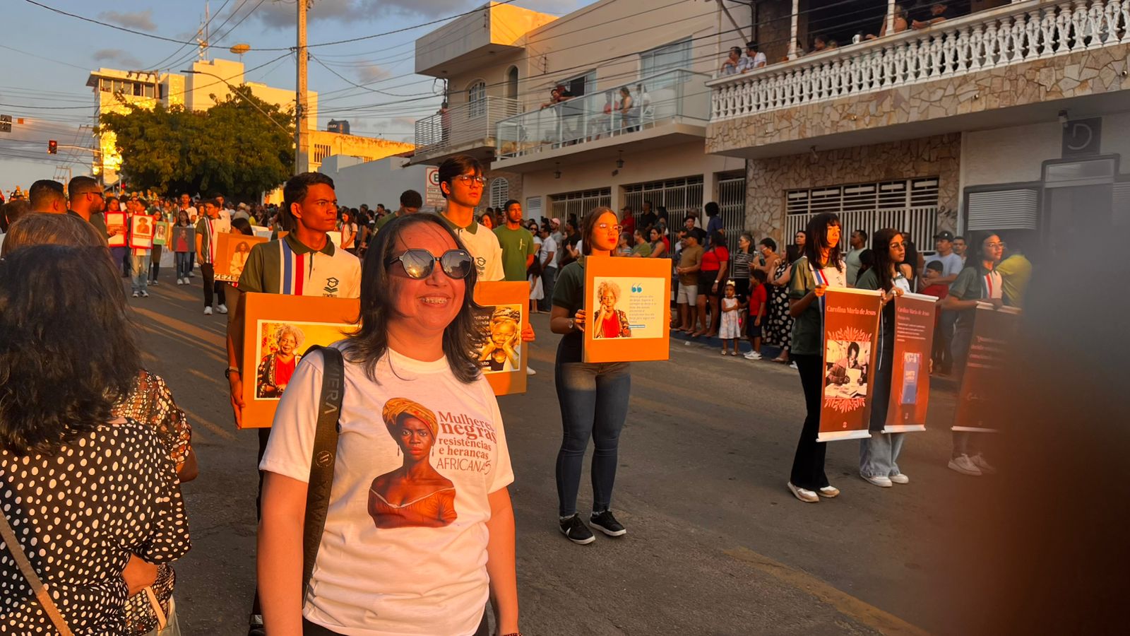 Desfile cívico em ST com homenagens às mulheres e aplausos nas ruas
