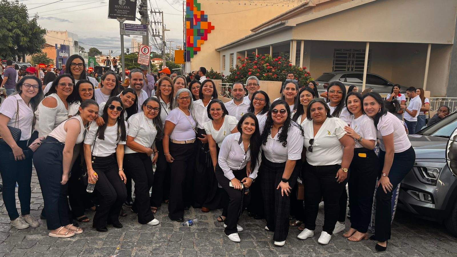 Desfile cívico em ST com homenagens às mulheres e aplausos nas ruas