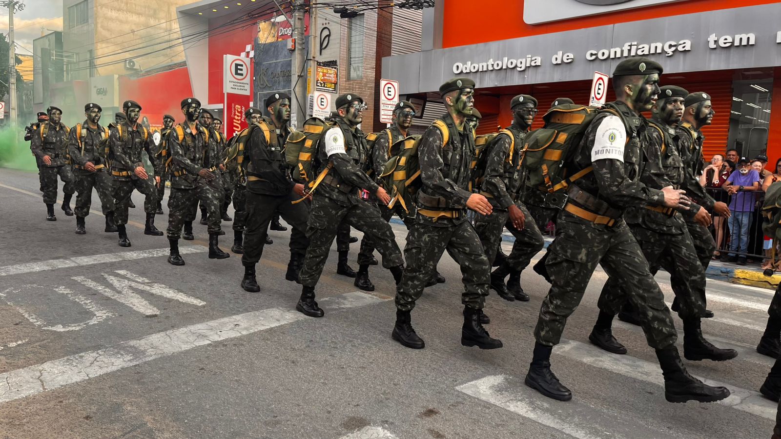 Desfile cívico em ST com homenagens às mulheres e aplausos nas ruas