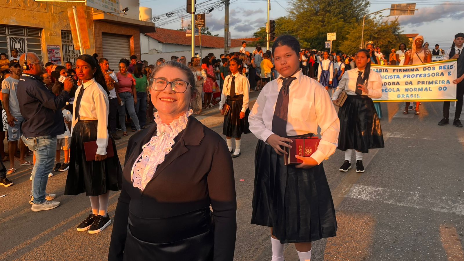 Desfile cívico em ST com homenagens às mulheres e aplausos nas ruas
