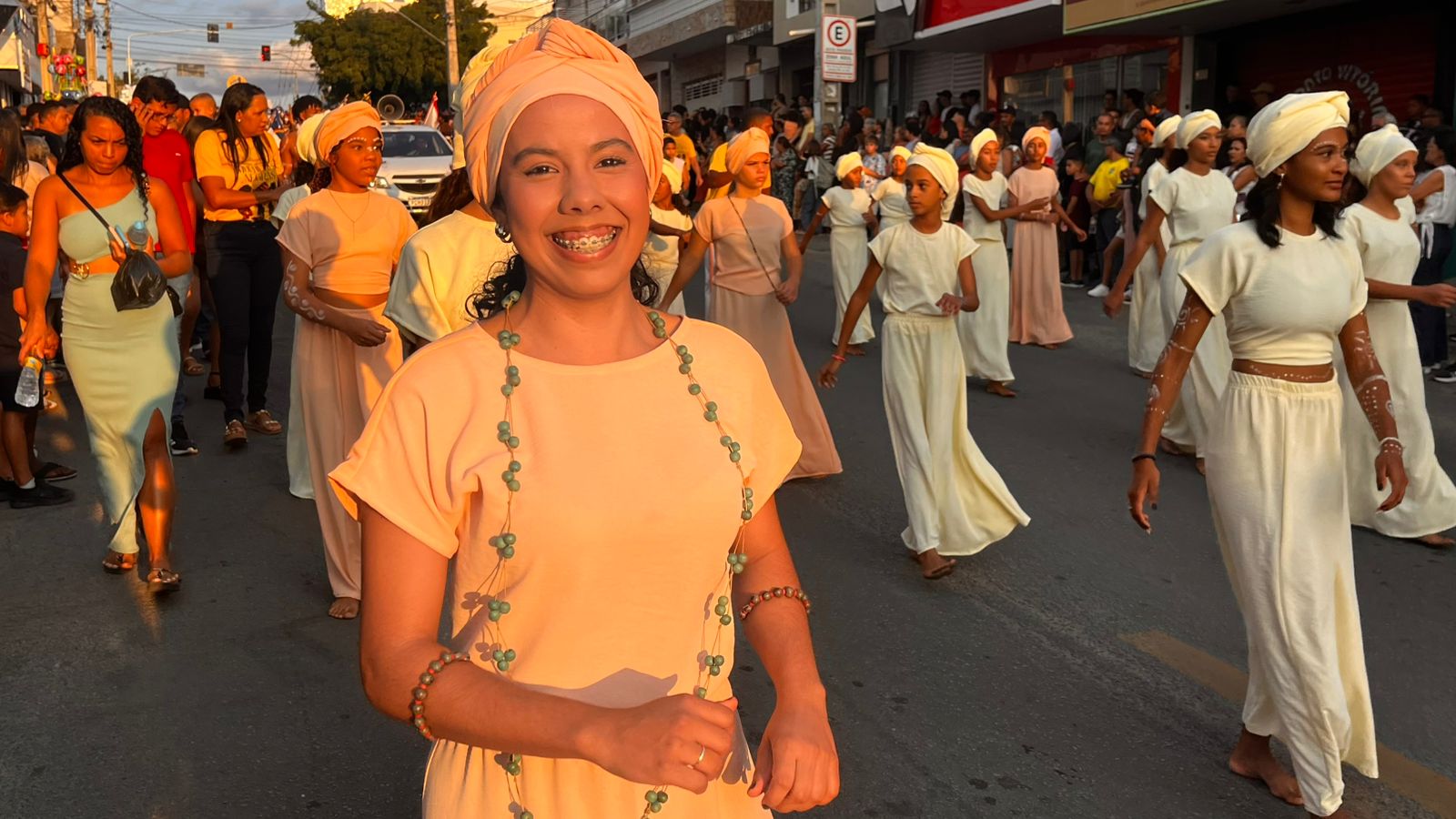 Desfile cívico em ST com homenagens às mulheres e aplausos nas ruas