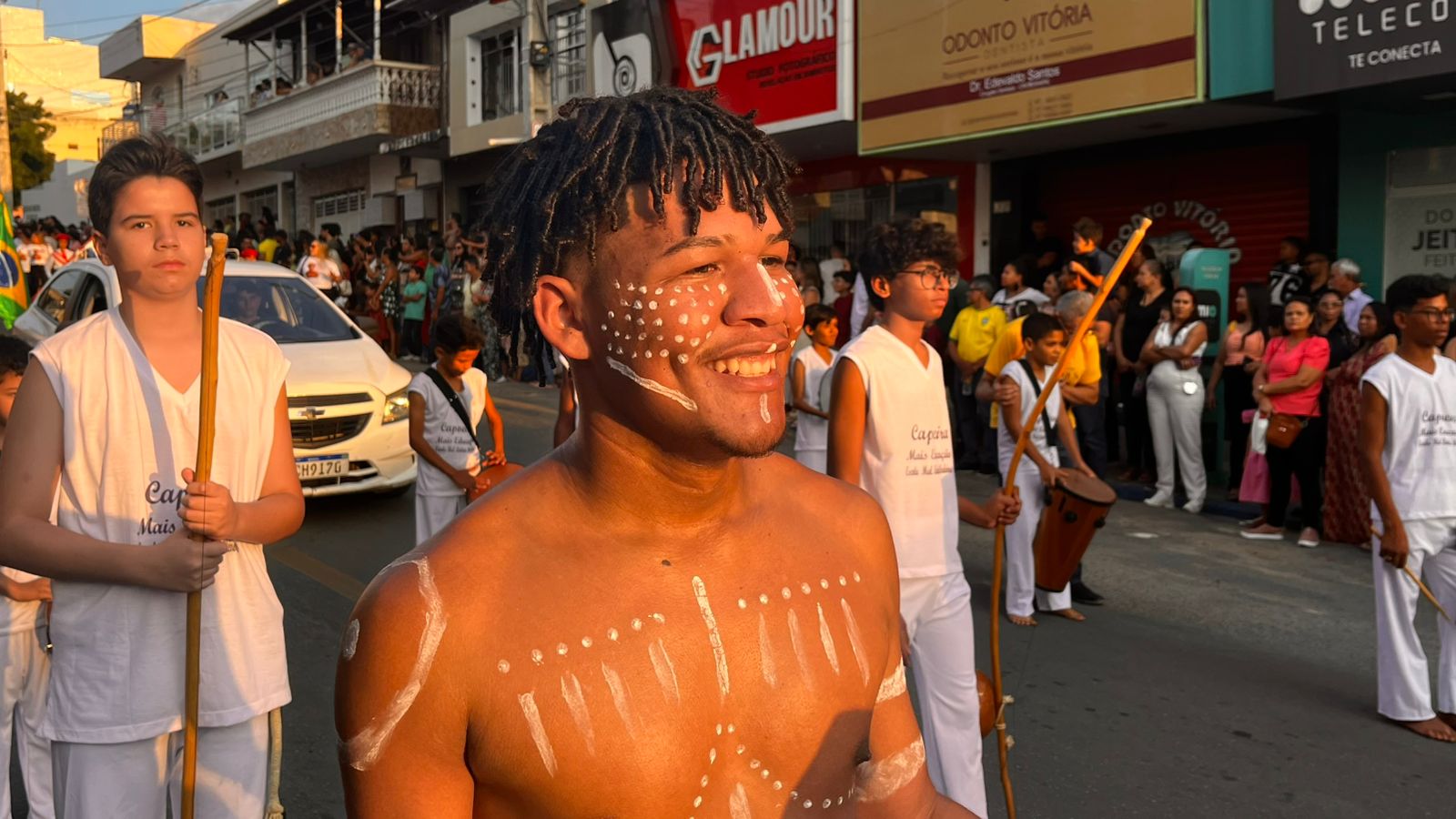 Desfile cívico em ST com homenagens às mulheres e aplausos nas ruas