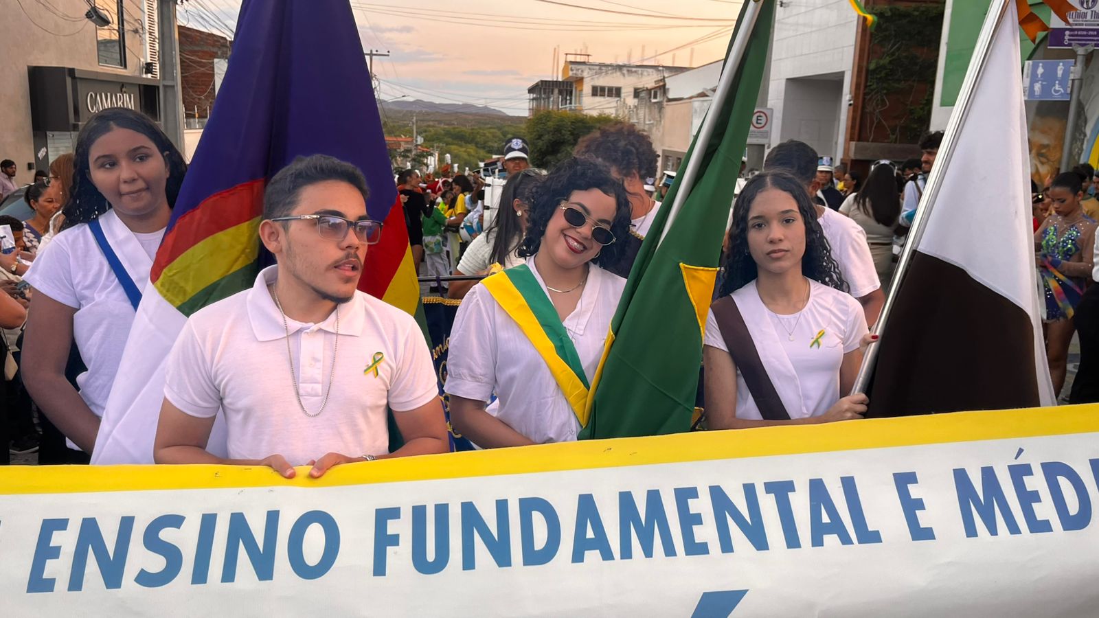 Desfile cívico em ST com homenagens às mulheres e aplausos nas ruas