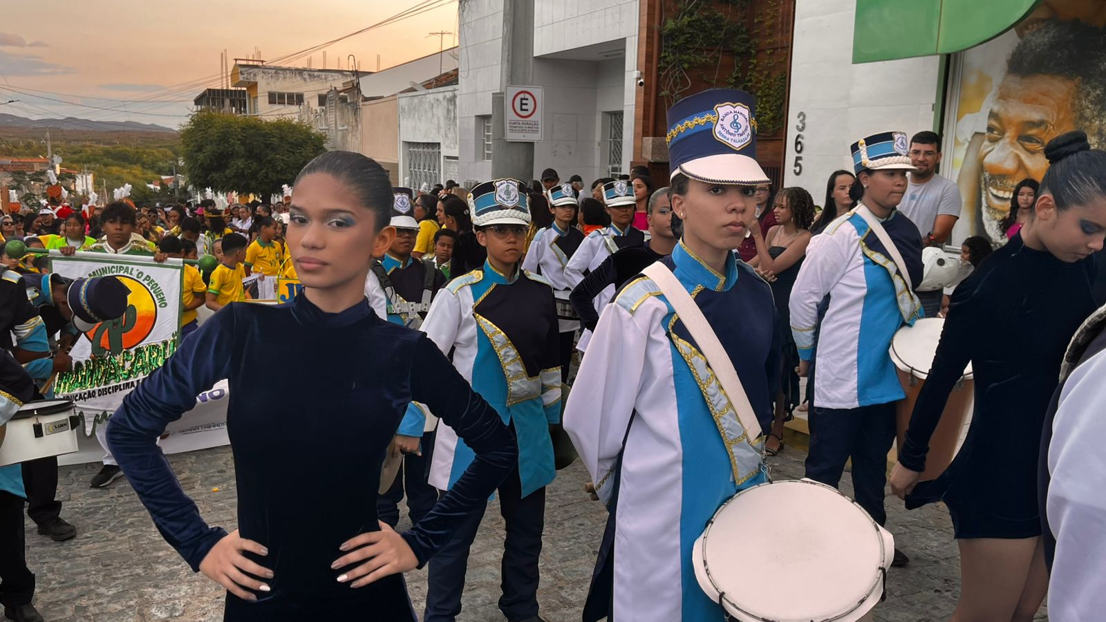 Desfile cívico em ST com homenagens às mulheres e aplausos nas ruas