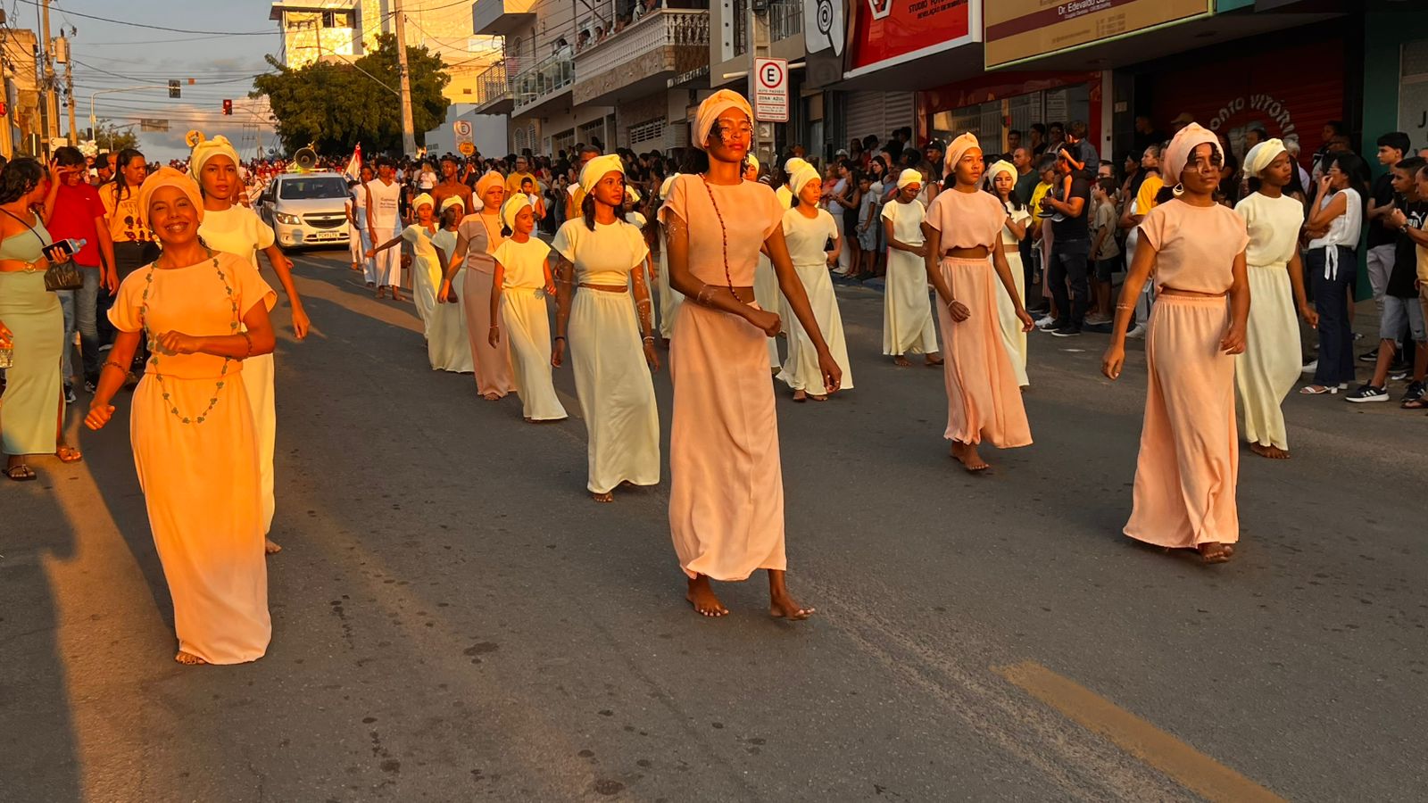 Desfile cívico em ST com homenagens às mulheres e aplausos nas ruas