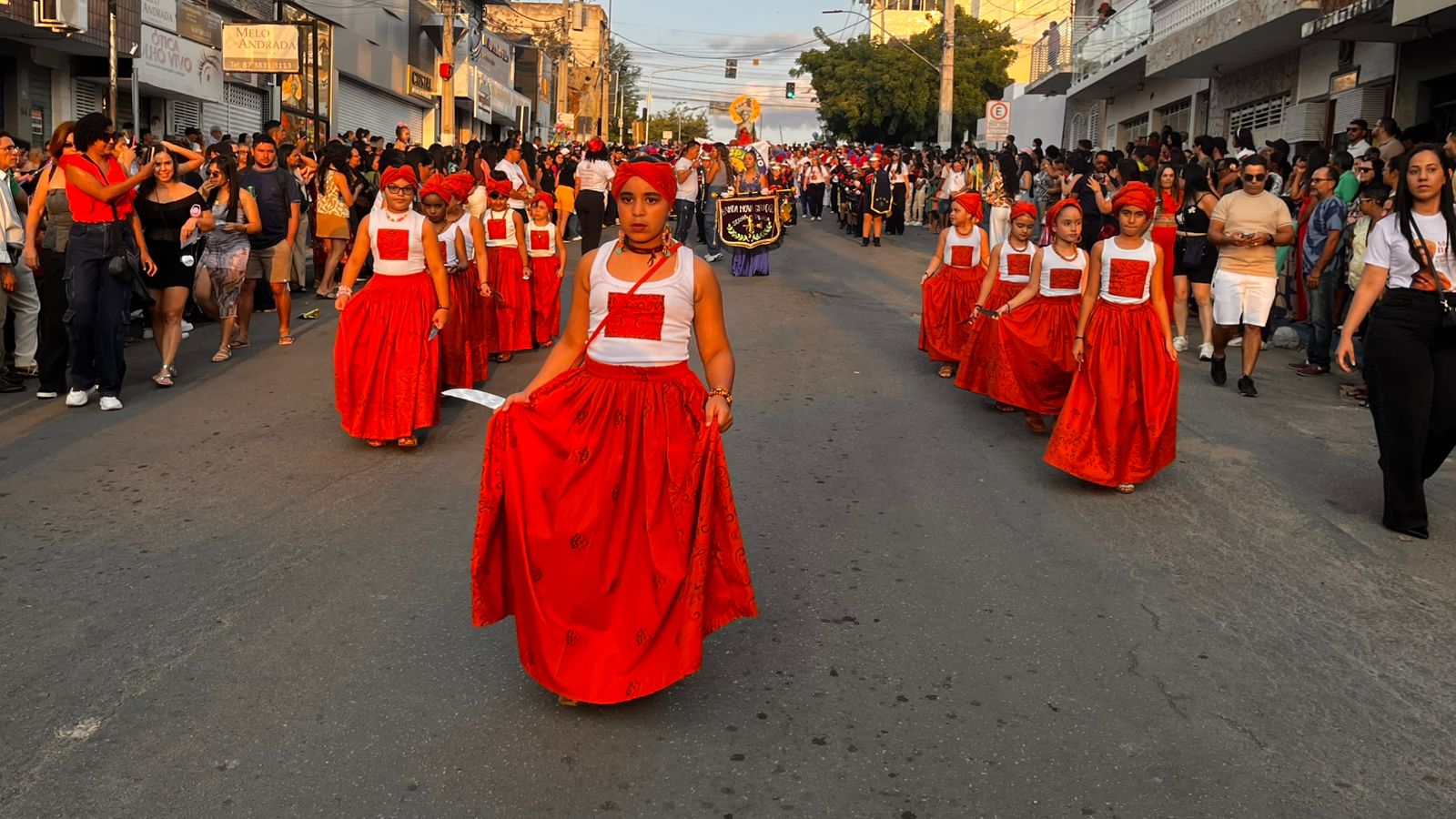 Desfile cívico em ST com homenagens às mulheres e aplausos nas ruas