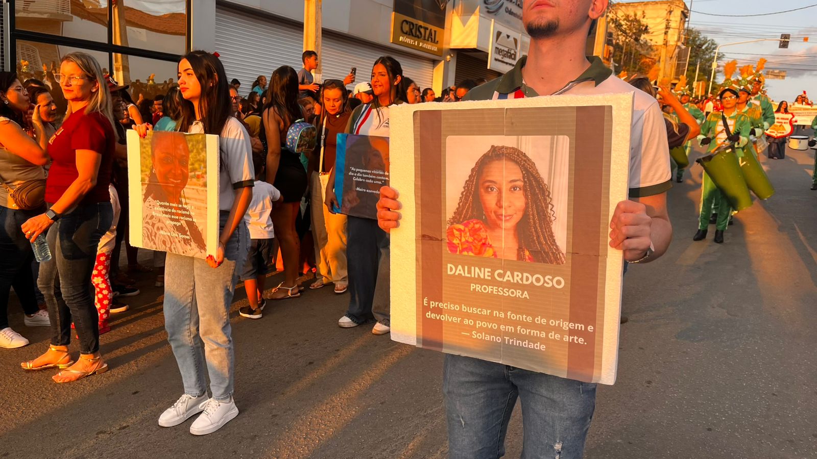 Desfile cívico em ST com homenagens às mulheres e aplausos nas ruas