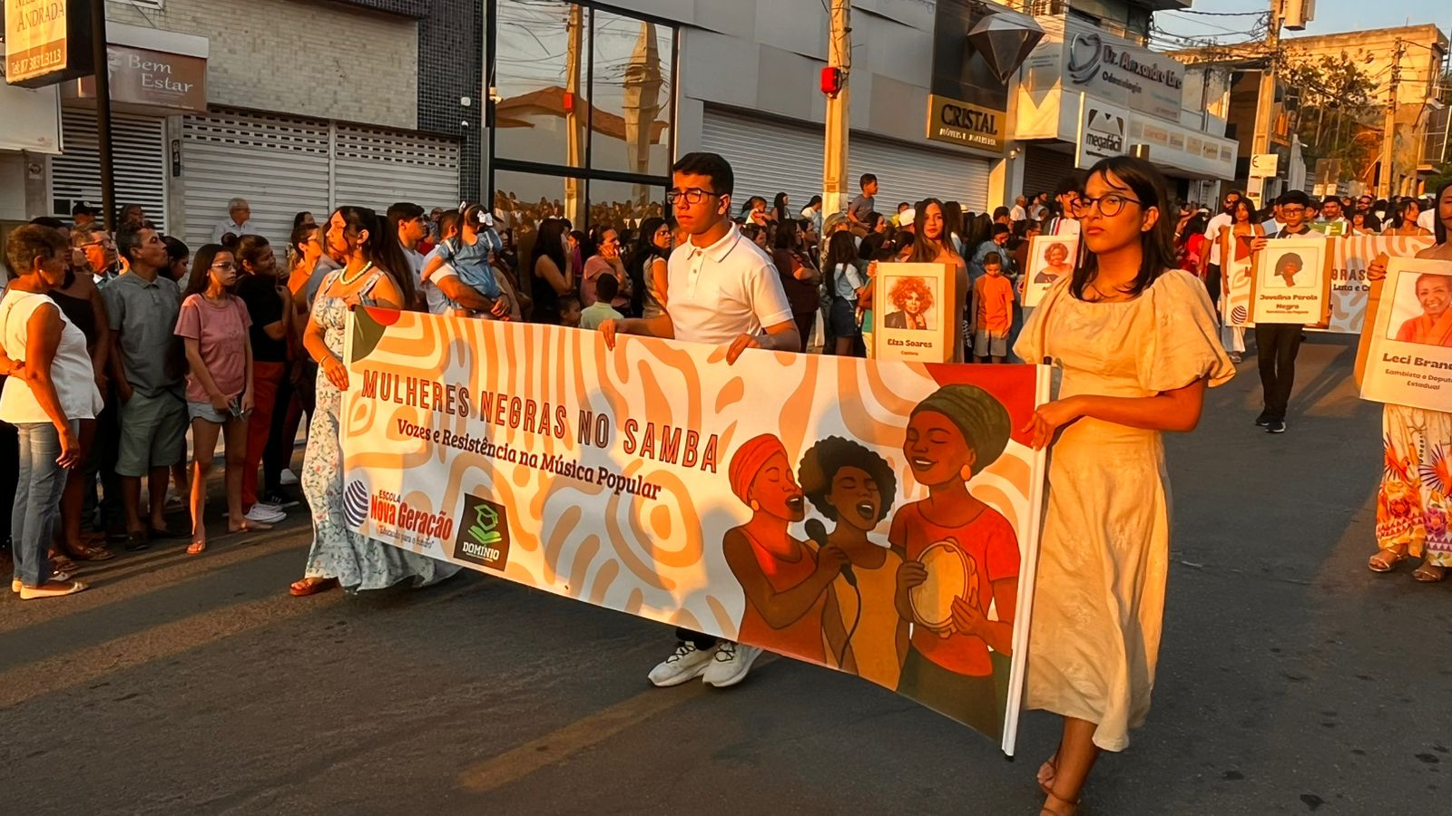 Desfile cívico em ST com homenagens às mulheres e aplausos nas ruas