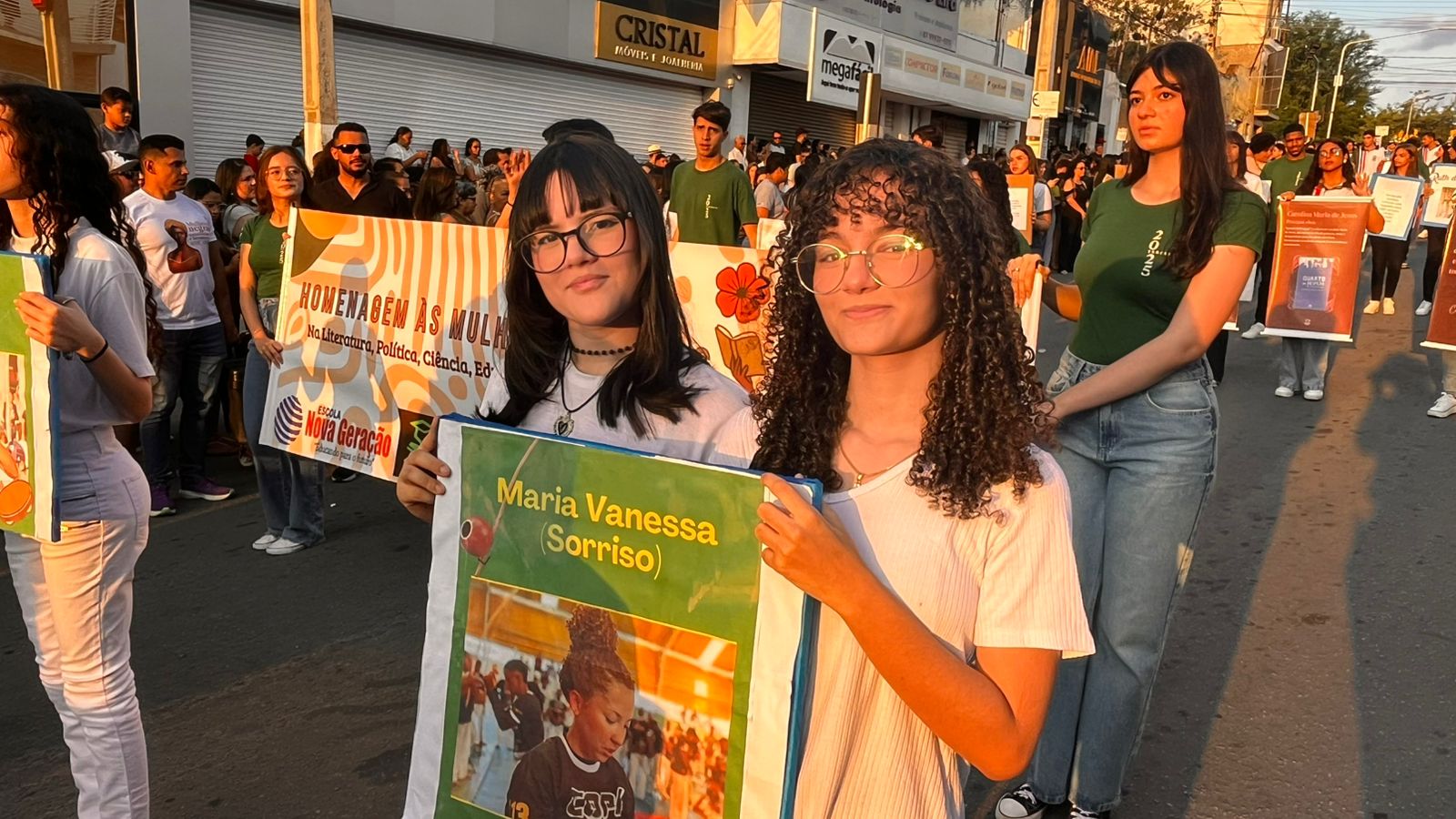 Desfile cívico em ST com homenagens às mulheres e aplausos nas ruas