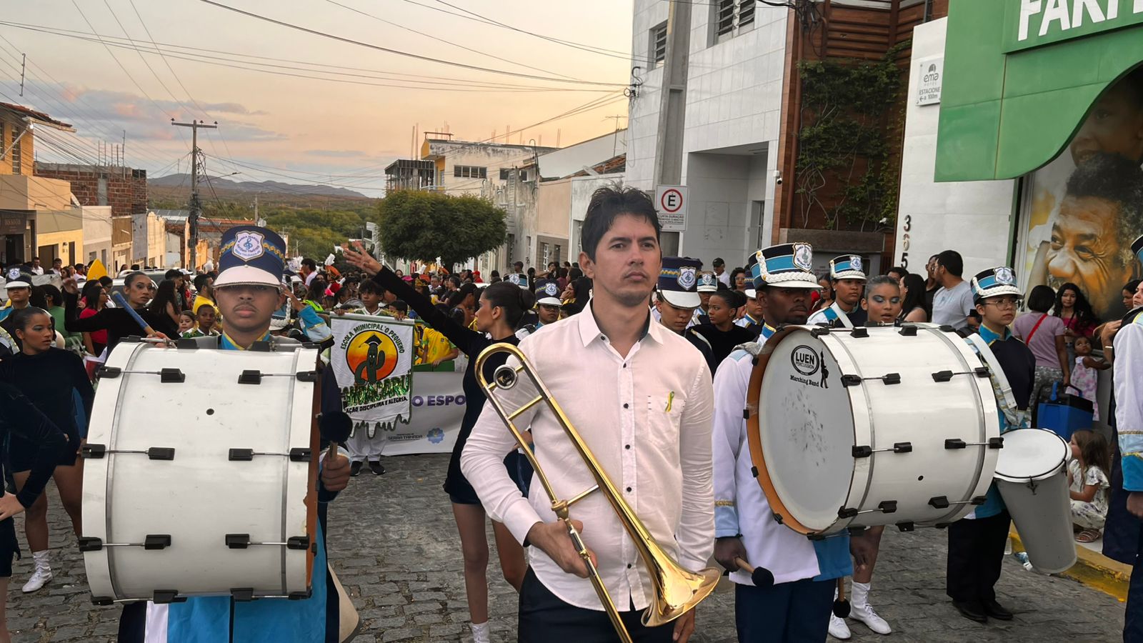 Desfile cívico em ST com homenagens às mulheres e aplausos nas ruas