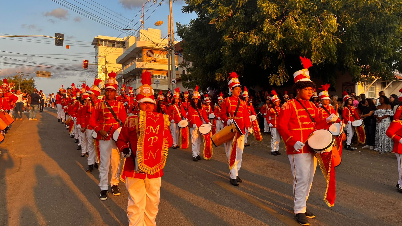 Desfile cívico em ST com homenagens às mulheres e aplausos nas ruas