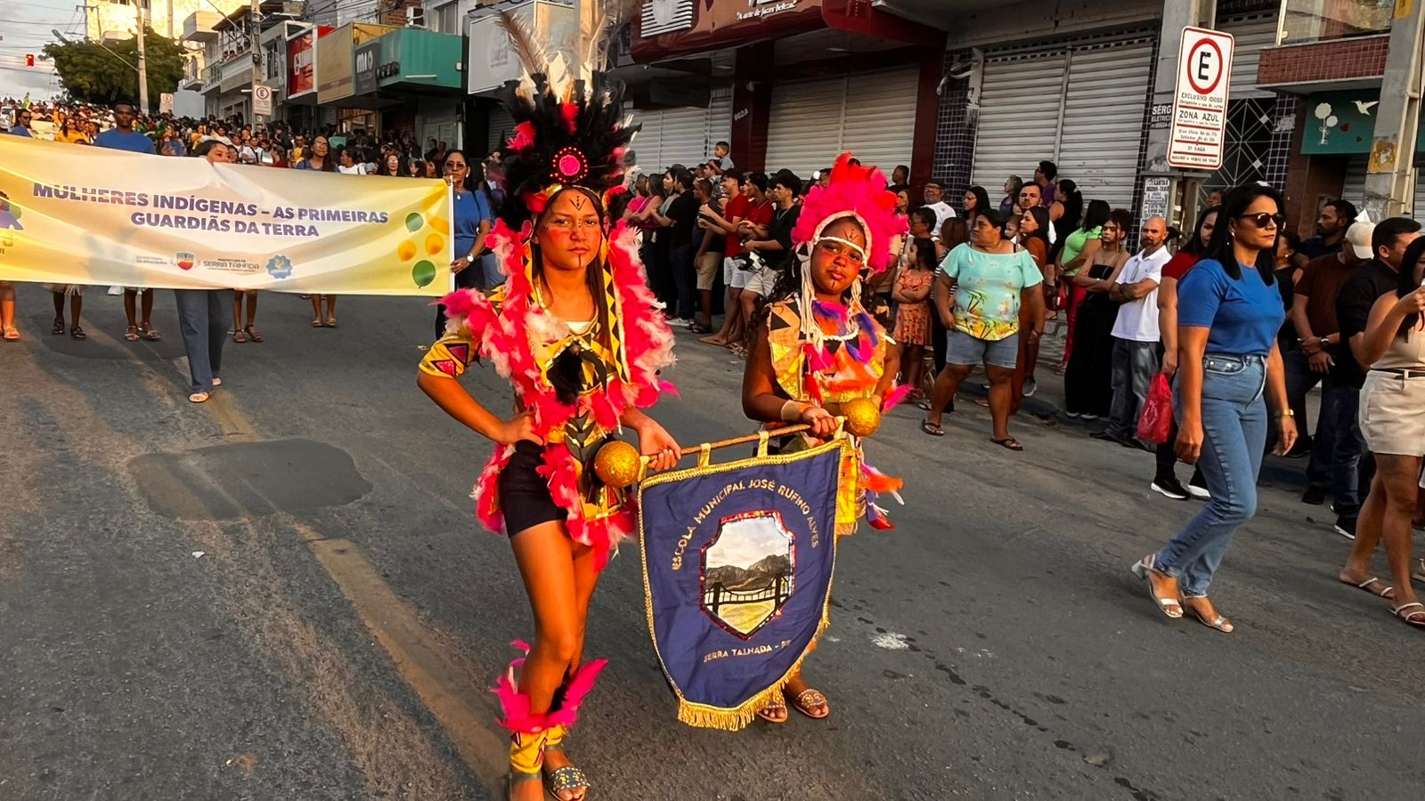 Desfile cívico em ST com homenagens às mulheres e aplausos nas ruas