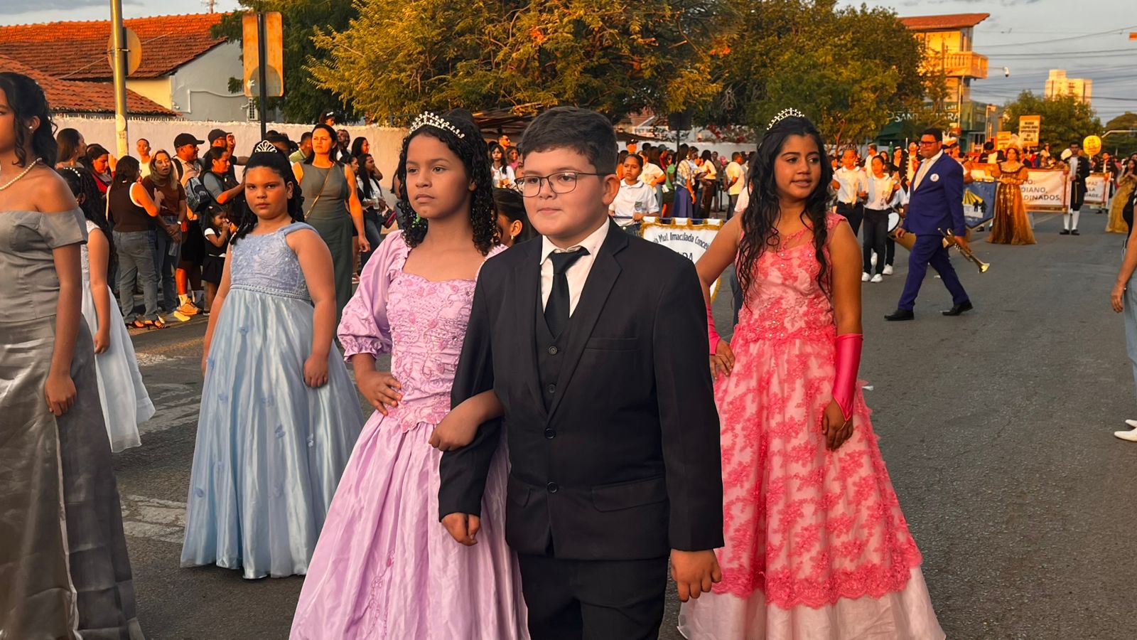 Desfile cívico em ST com homenagens às mulheres e aplausos nas ruas