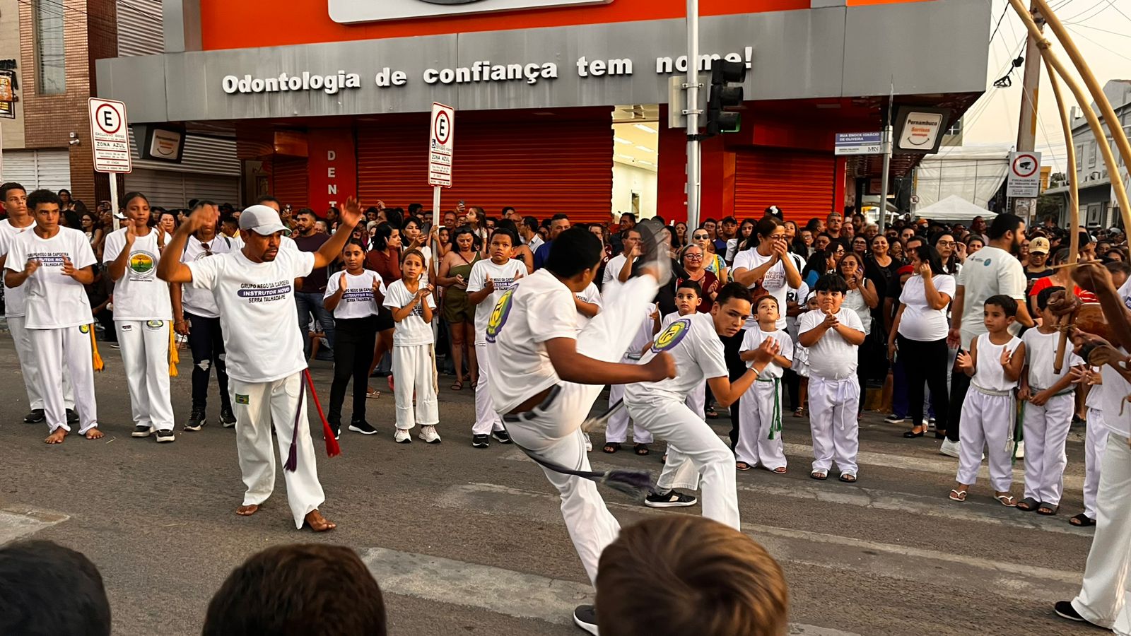 Desfile cívico em ST com homenagens às mulheres e aplausos nas ruas