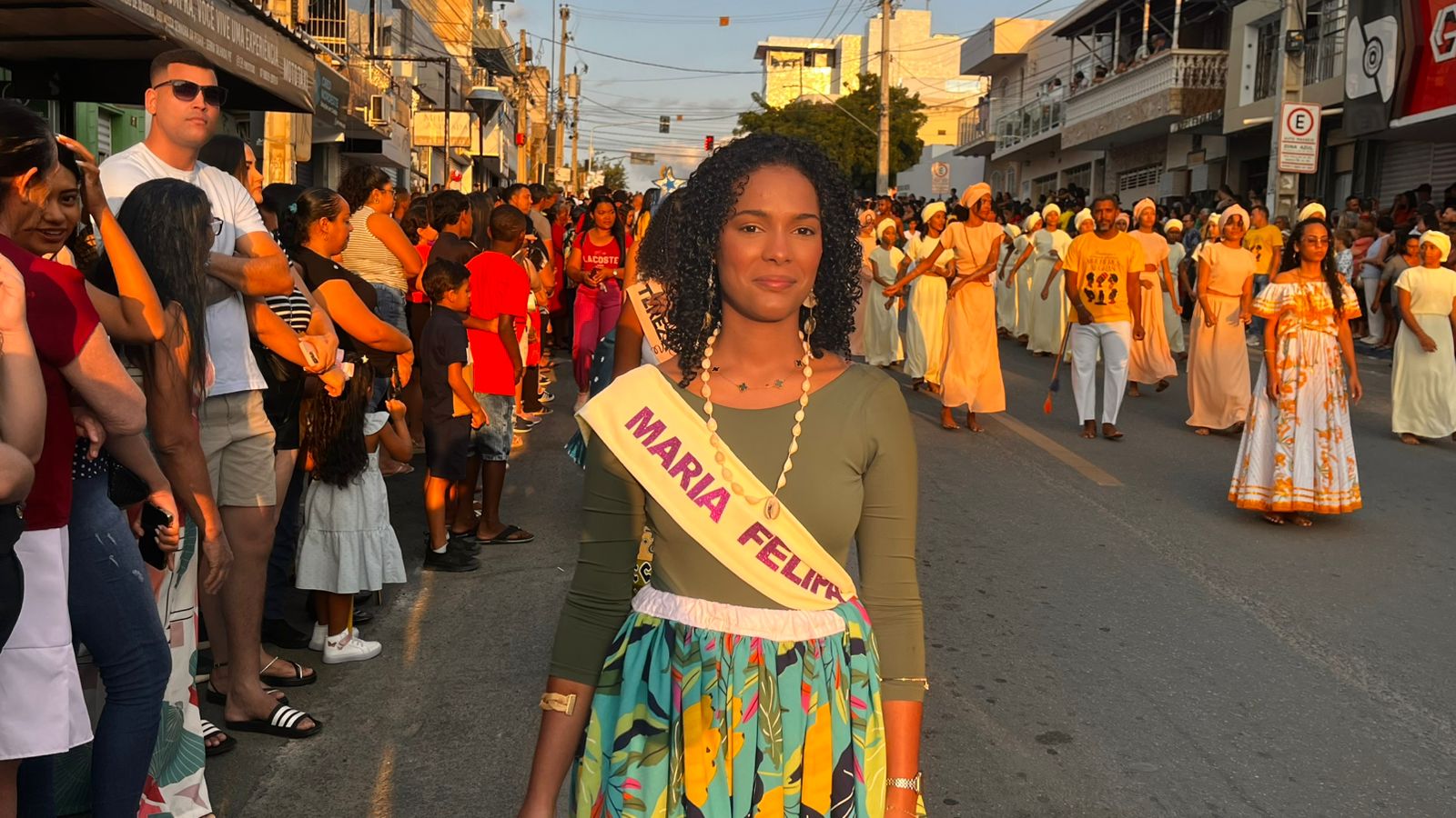 Desfile cívico em ST com homenagens às mulheres e aplausos nas ruas