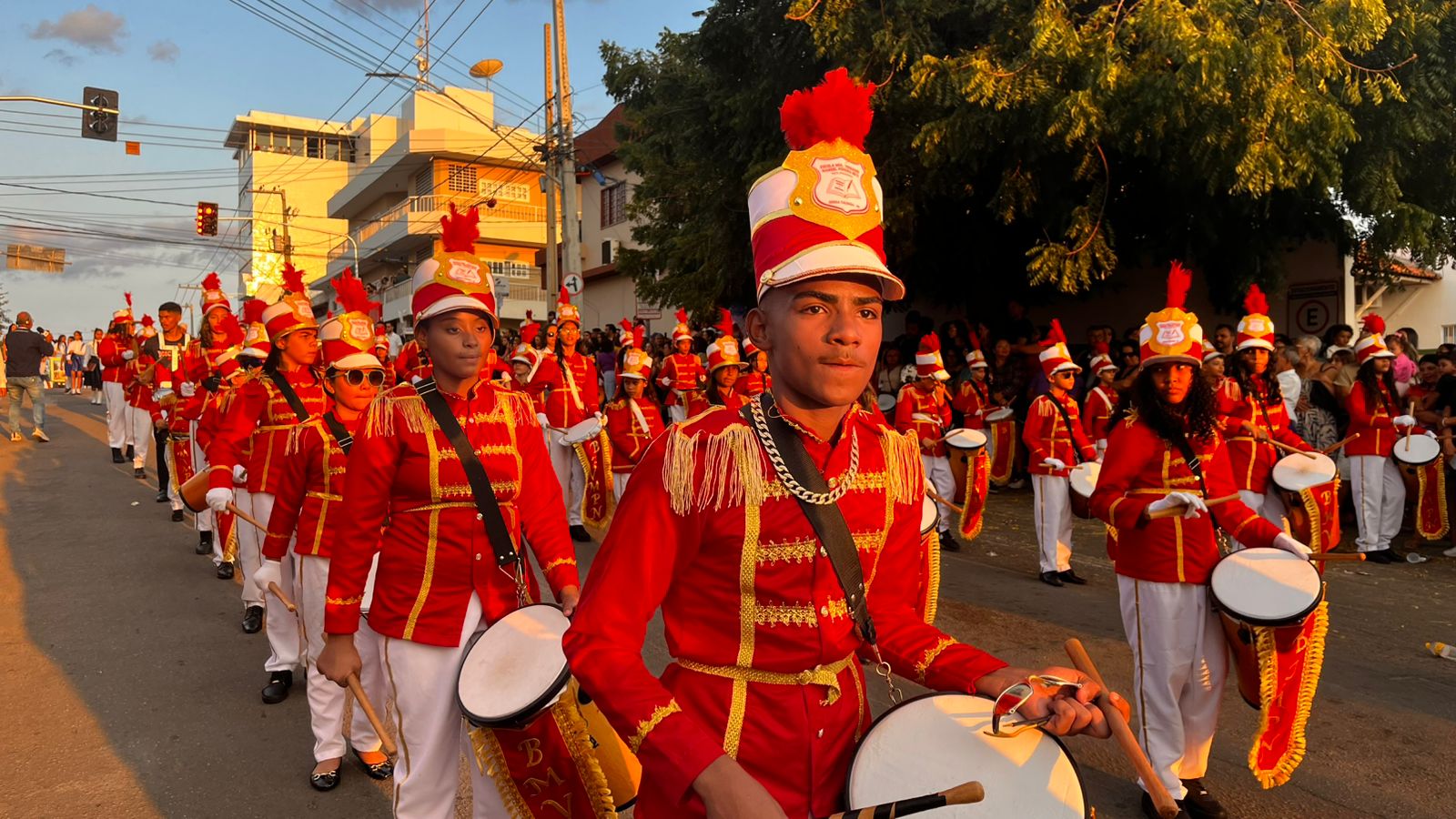 Desfile cívico em ST com homenagens às mulheres e aplausos nas ruas