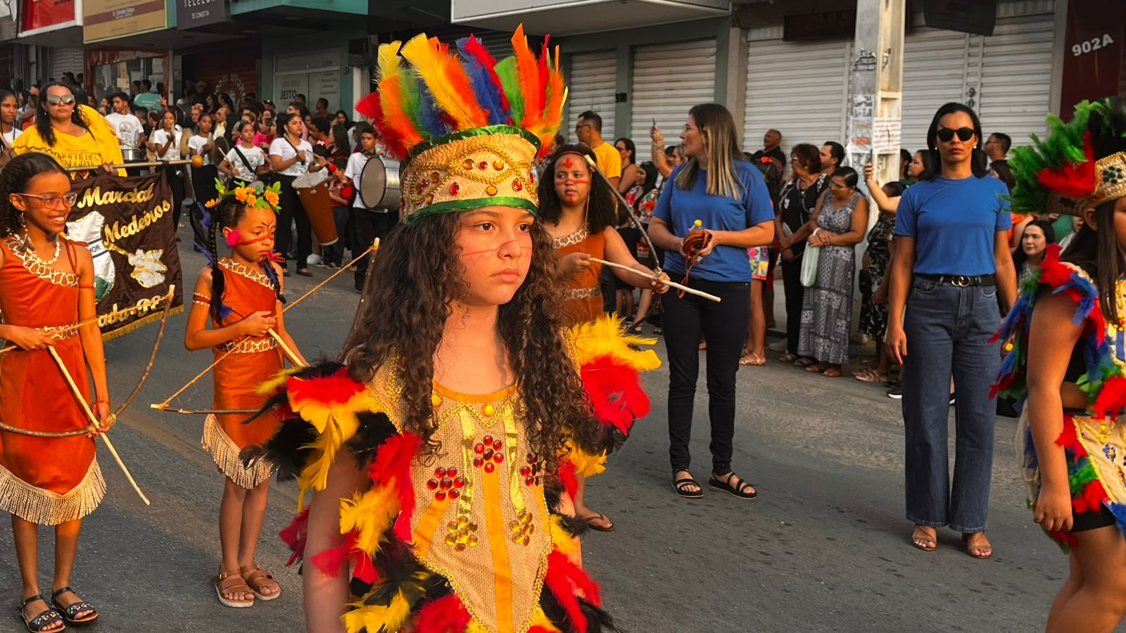 Desfile cívico em ST com homenagens às mulheres e aplausos nas ruas