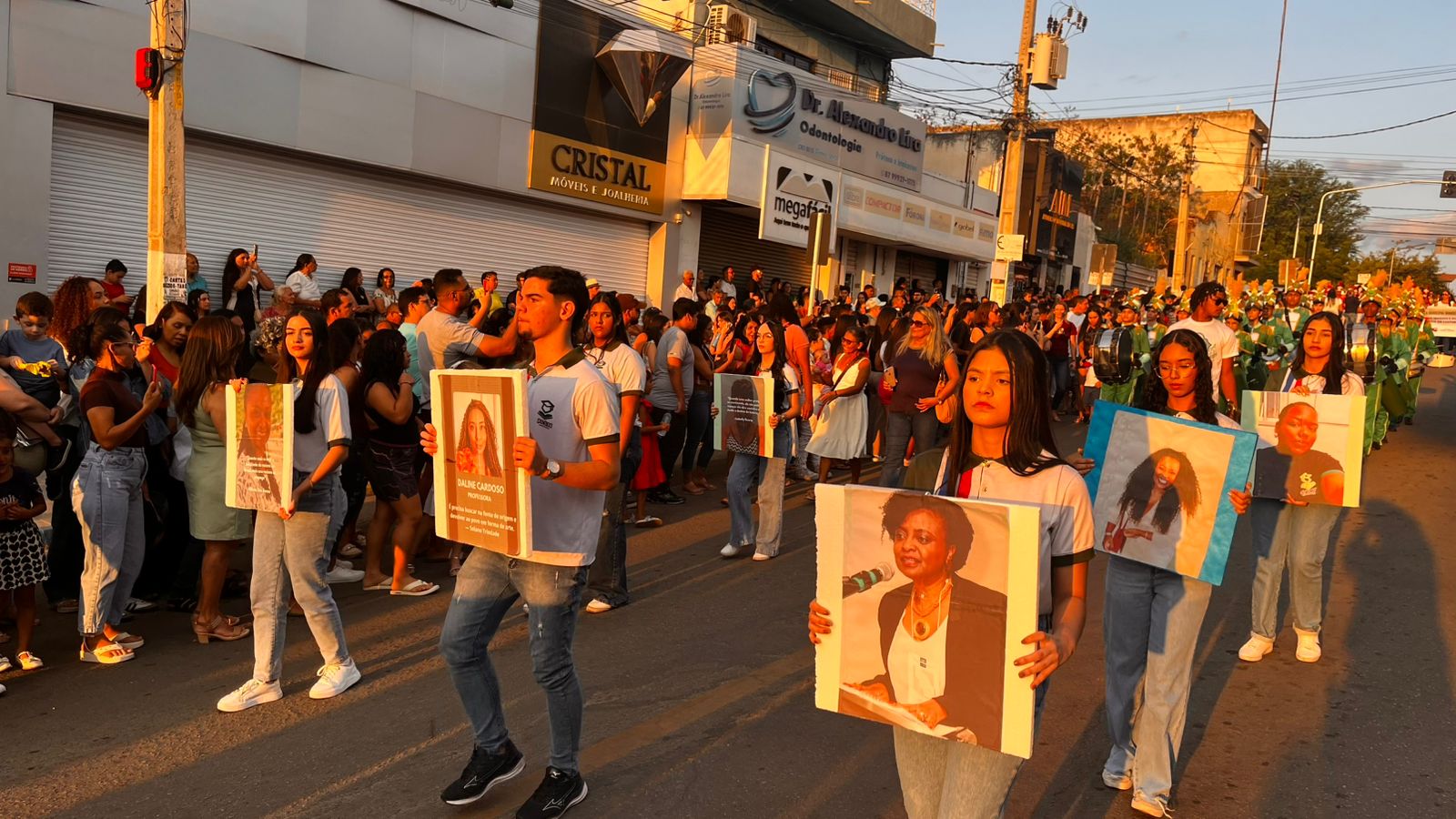 Desfile cívico em ST com homenagens às mulheres e aplausos nas ruas