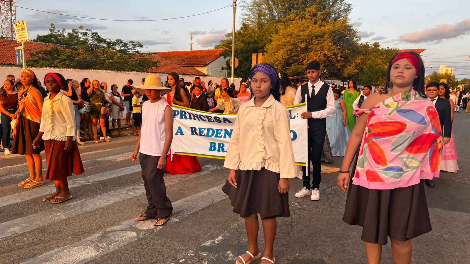 Desfile cívico em ST com homenagens às mulheres e aplausos nas ruas