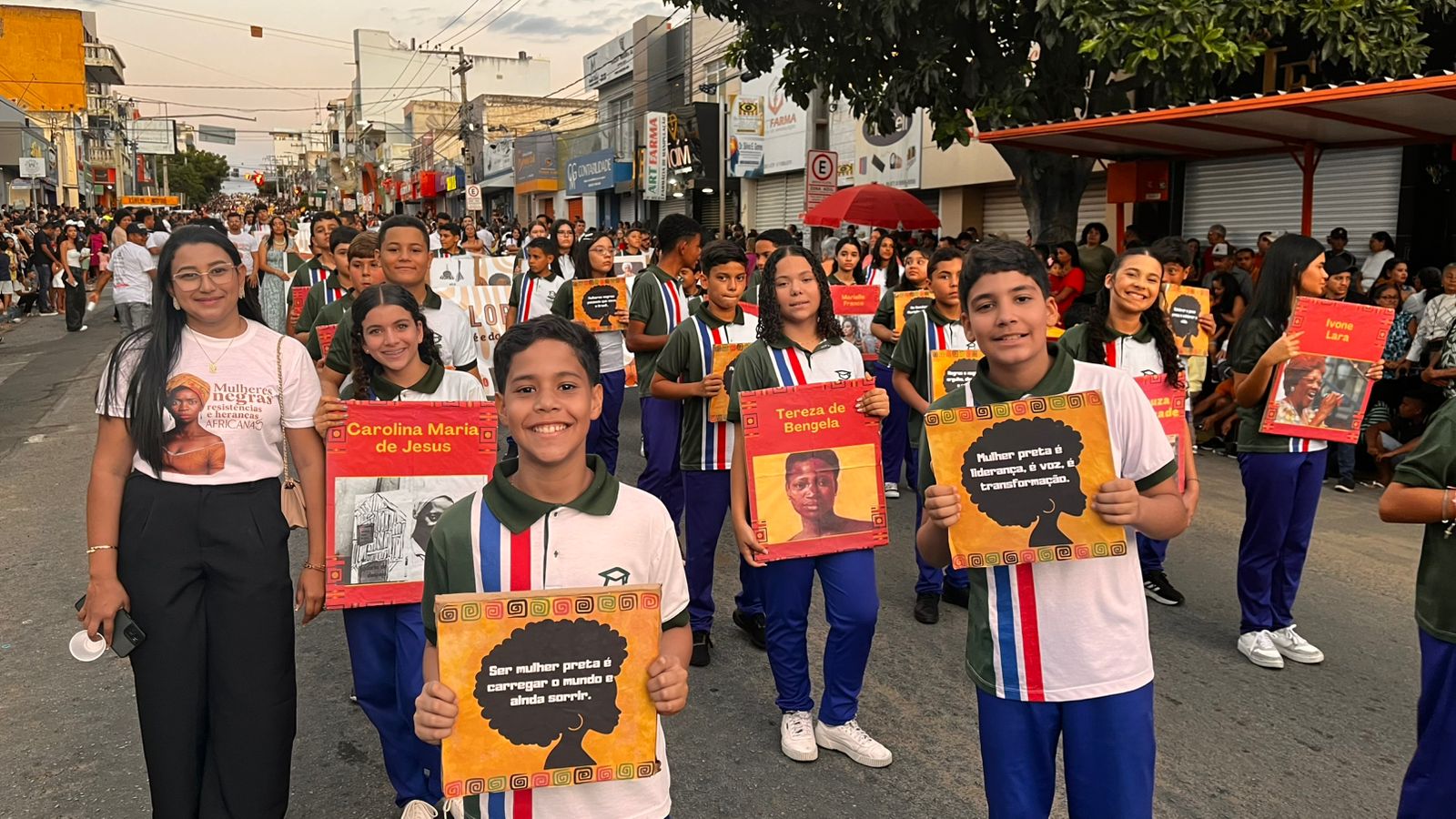 Desfile cívico em ST com homenagens às mulheres e aplausos nas ruas