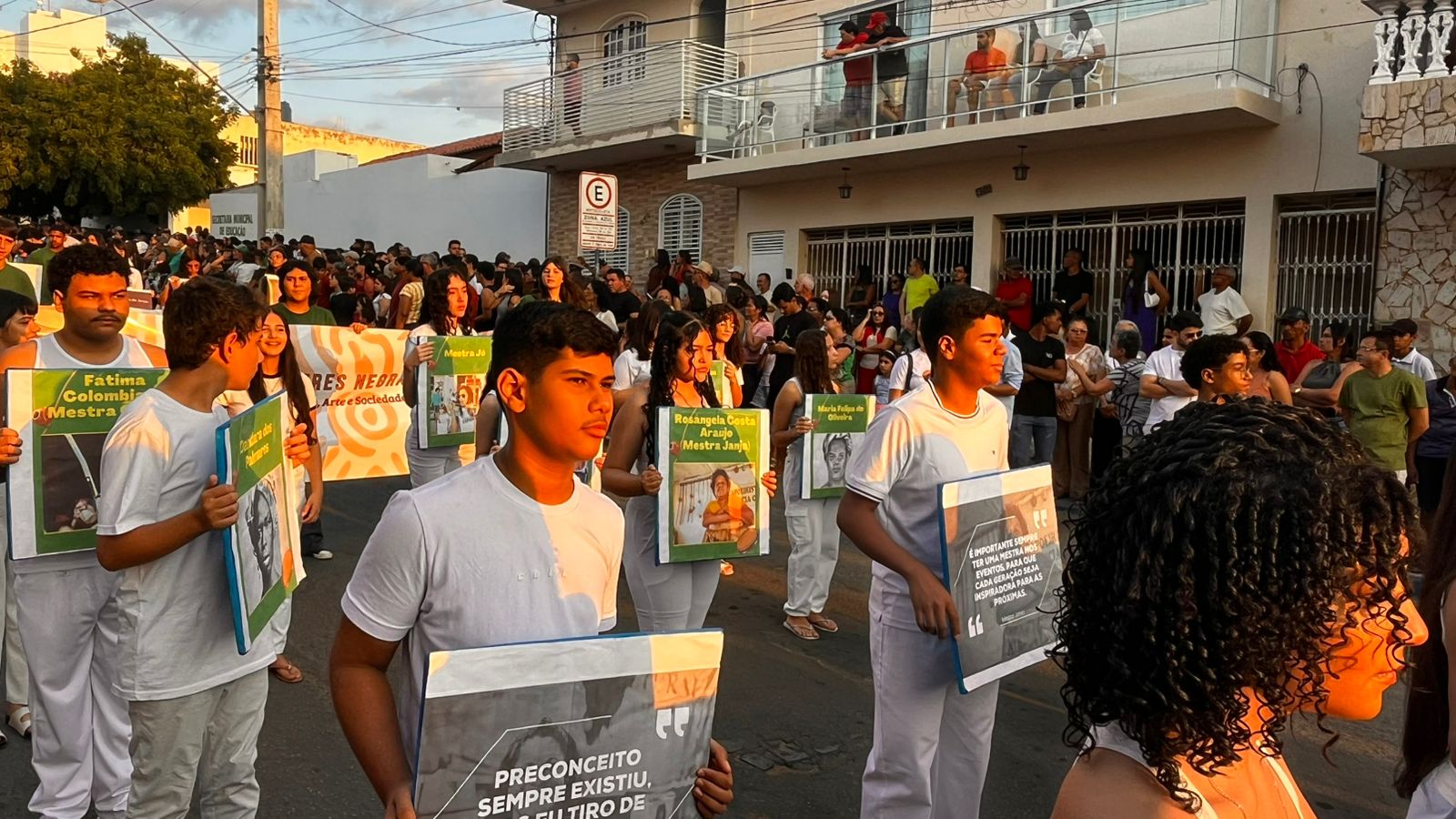 Desfile cívico em ST com homenagens às mulheres e aplausos nas ruas
