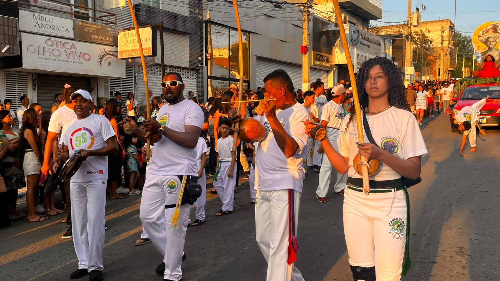 Desfile cívico em ST com homenagens às mulheres e aplausos nas ruas