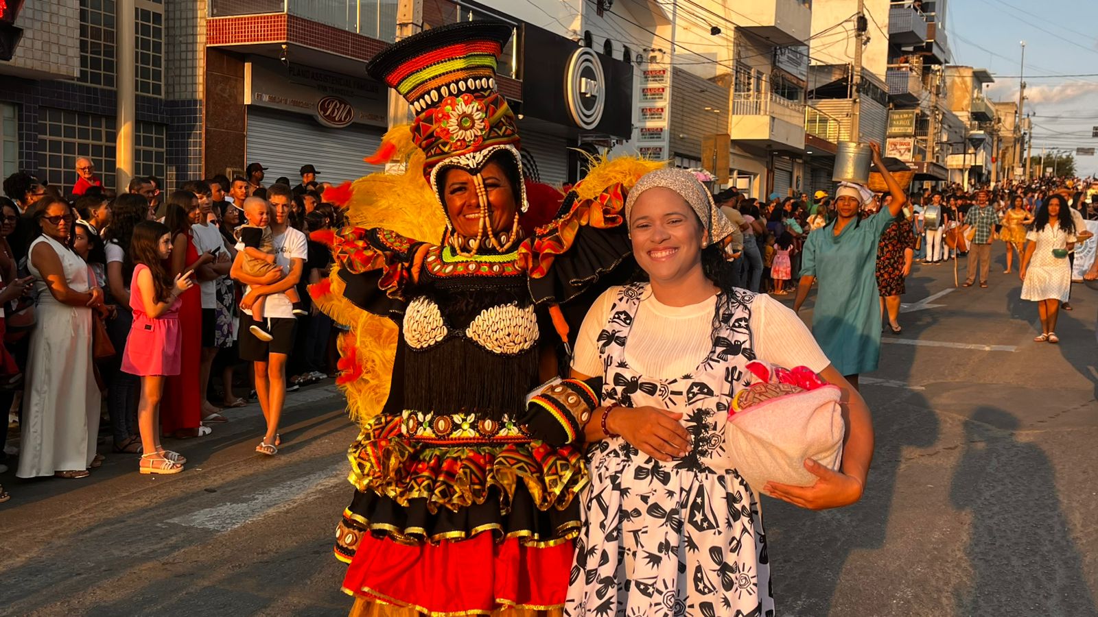 Desfile cívico em ST com homenagens às mulheres e aplausos nas ruas
