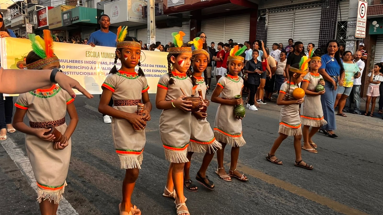 Desfile cívico em ST com homenagens às mulheres e aplausos nas ruas
