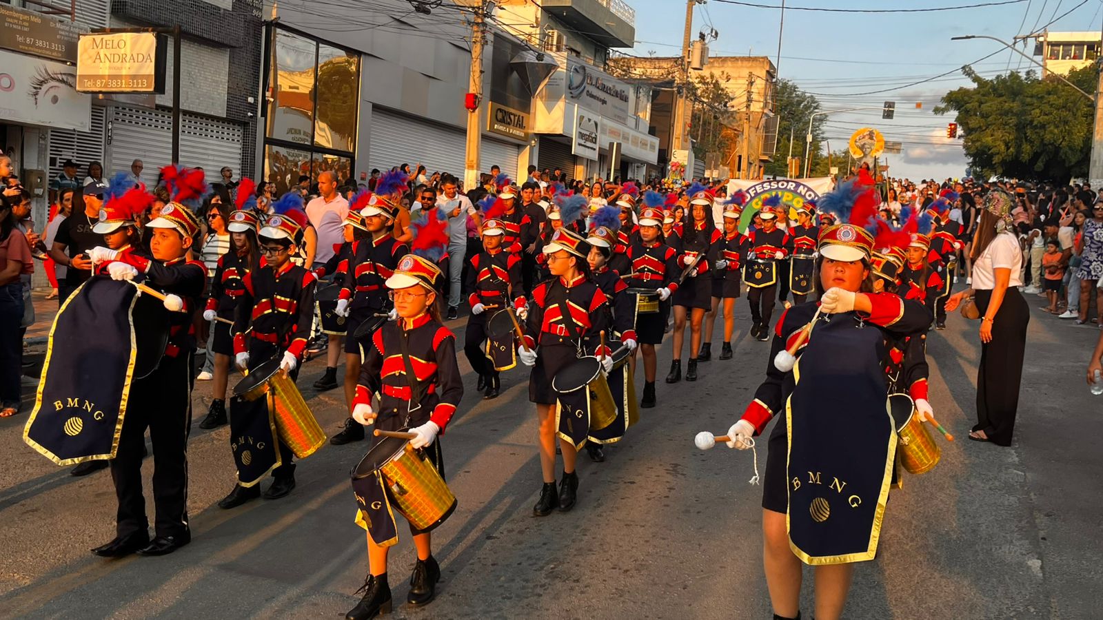 Desfile cívico em ST com homenagens às mulheres e aplausos nas ruas