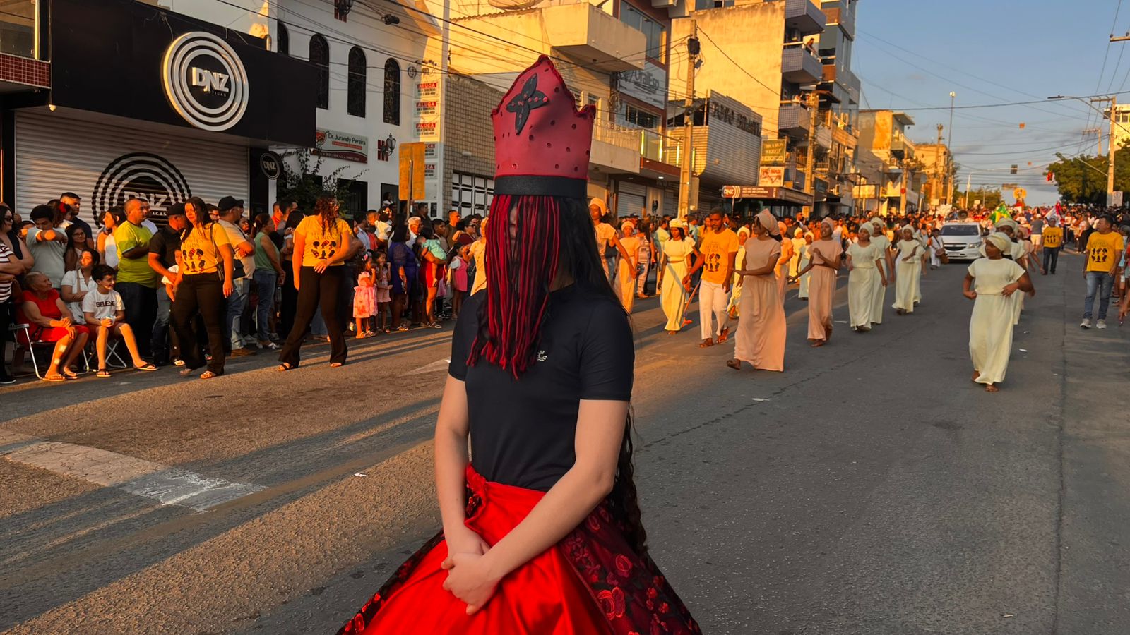 Desfile cívico em ST com homenagens às mulheres e aplausos nas ruas