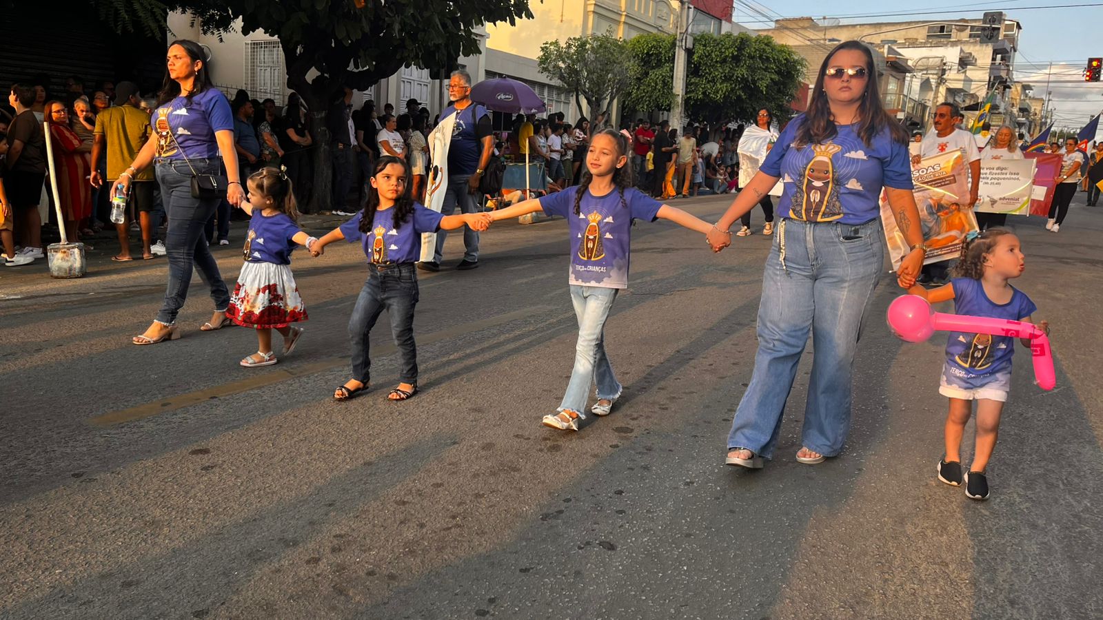 Desfile cívico em ST com homenagens às mulheres e aplausos nas ruas