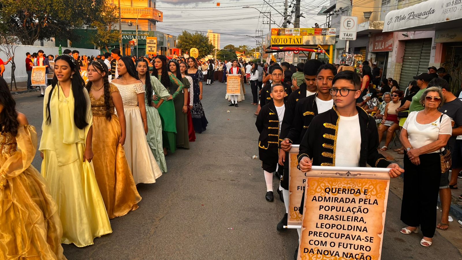 Desfile cívico em ST com homenagens às mulheres e aplausos nas ruas